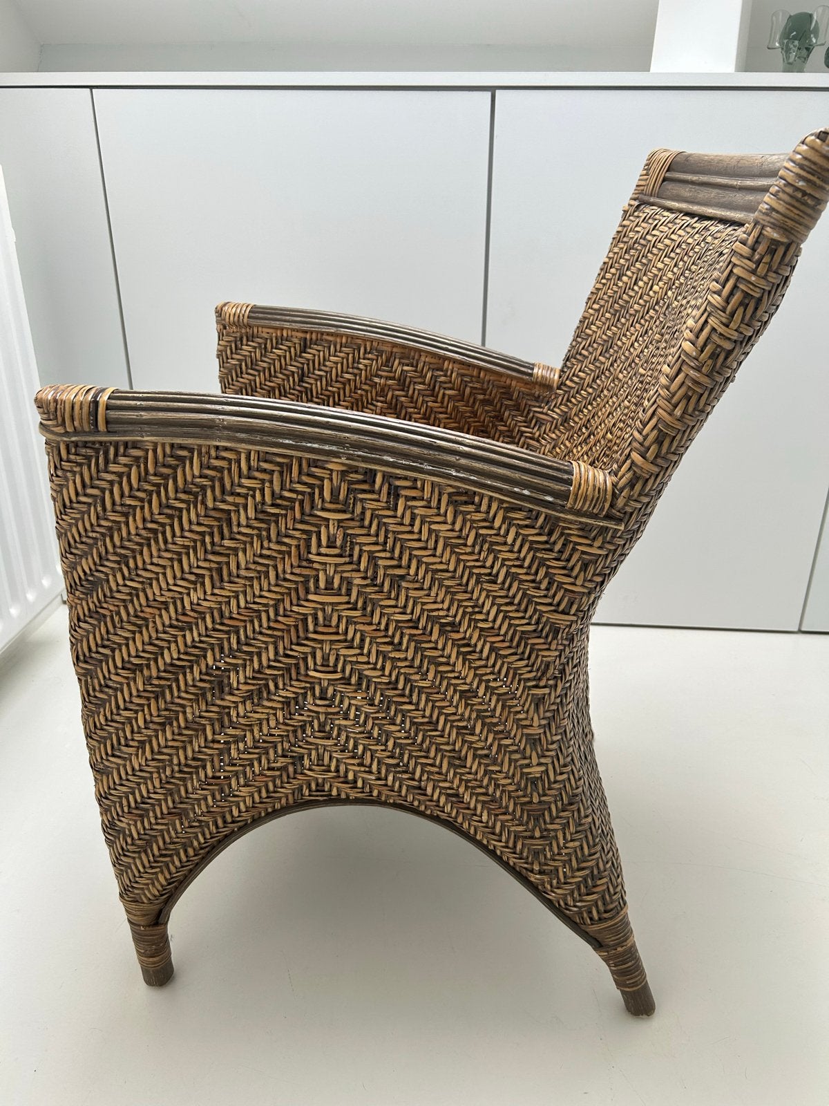 Rotan stoel met armleuningen, Ophalen