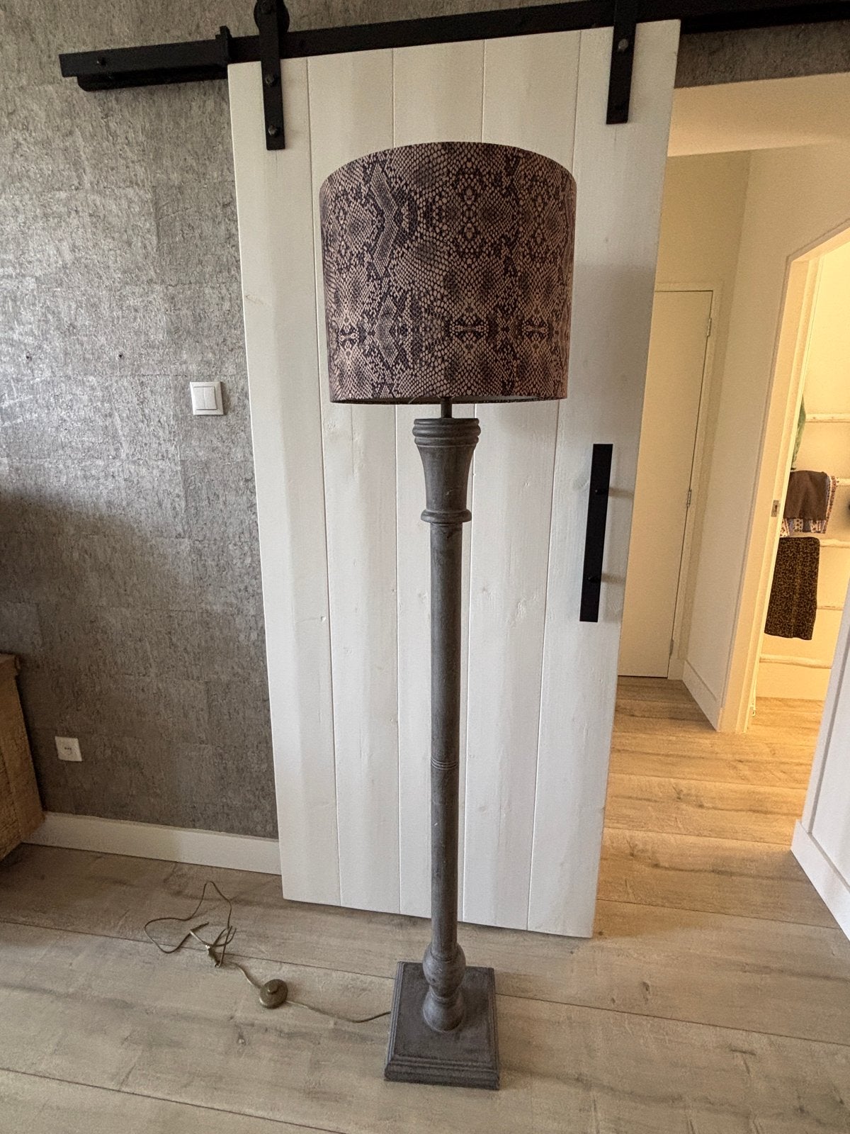 Stijlvolle staande lamp met slangenprint kap, Ophalen, Zo goed als nieuw, Hout, 150 tot 200 cm