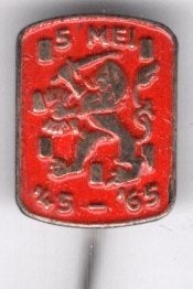 5 Mei 20 jaar bevrijd '45 - '65 rood speldje ( K_218), Ophalen of Verzenden, Zo goed als nieuw, Transport, Speldje of Pin