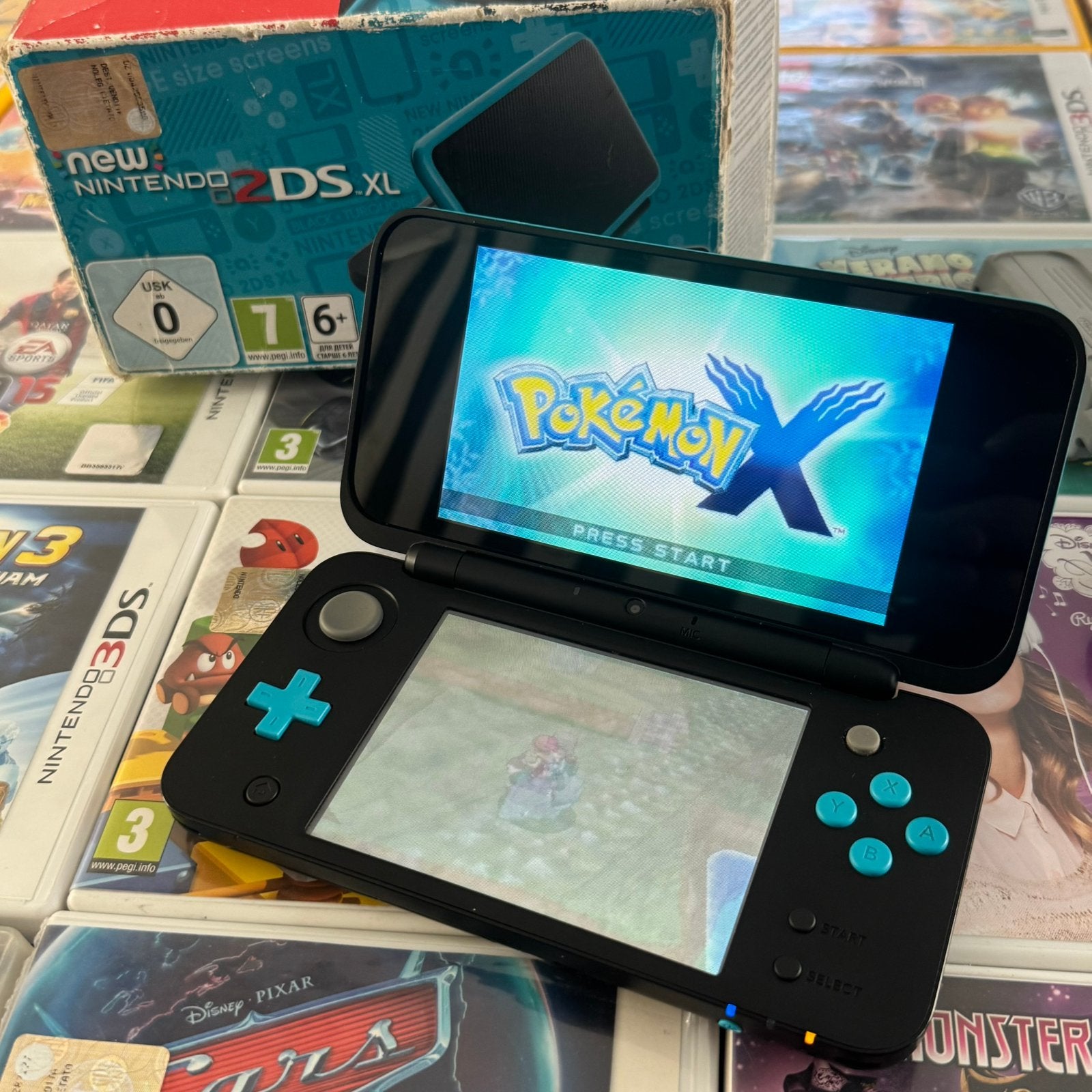 New Nintendo 2DS XL met doos, 64 gb sd kaart, pen, oplader, Spelcomputers en Games, Met games, Ophalen of Verzenden, Zo goed als nieuw