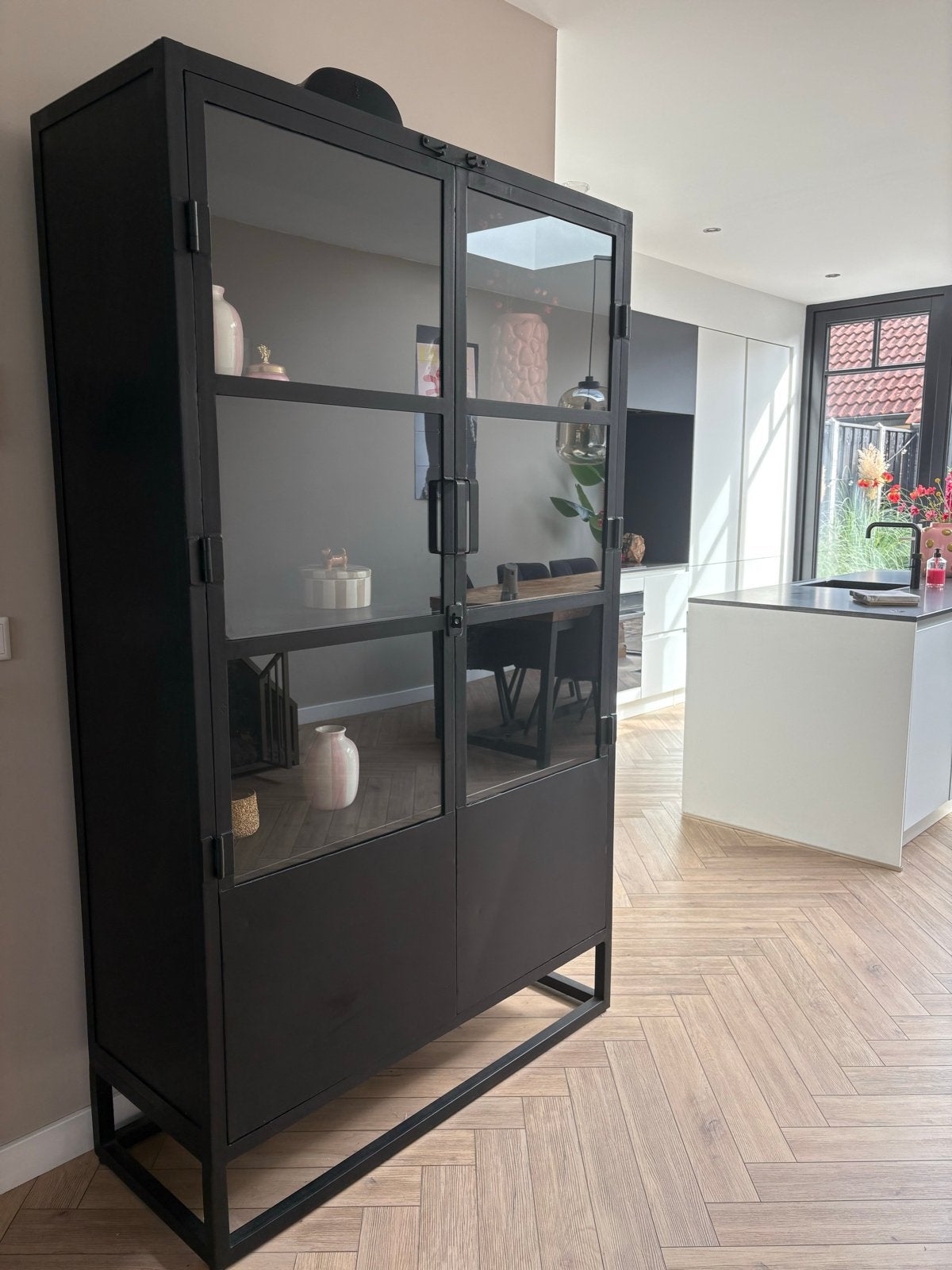 Zwarte industriële vitrinekast met glazen deuren, Huis en Inrichting, Ophalen, 100 tot 150 cm, 200 cm of meer, Zo goed als nieuw