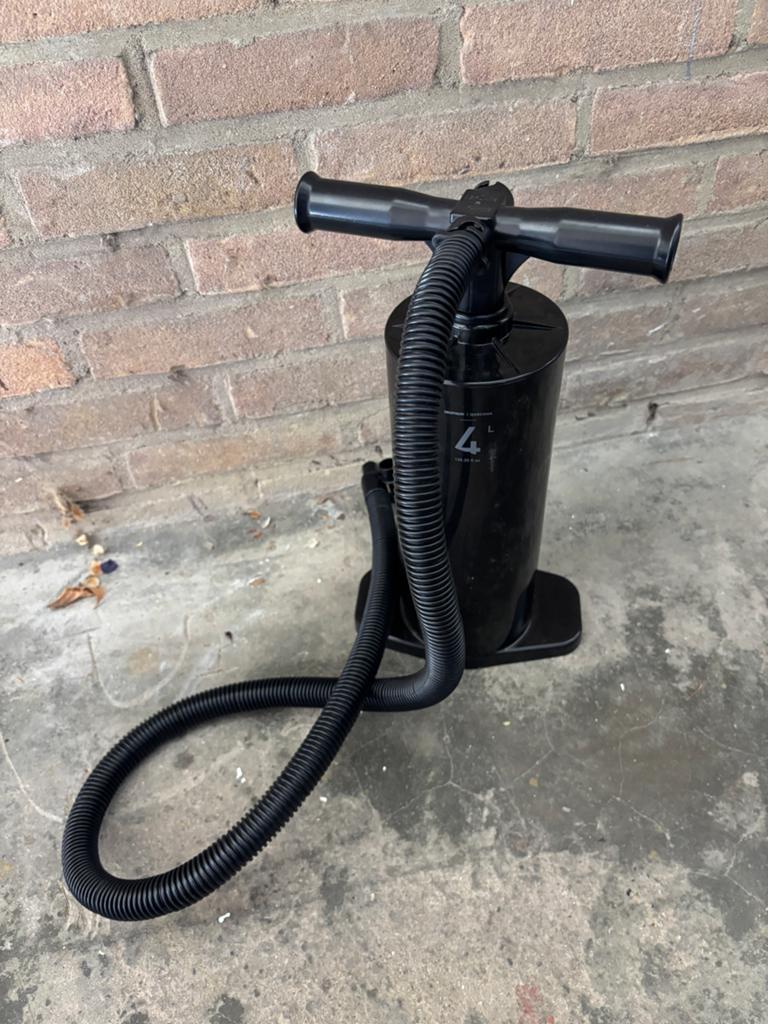 Decathlon Quechua 4L Handpomp voor opblaasartikelen, Ophalen, Zo goed als nieuw, Handmatig