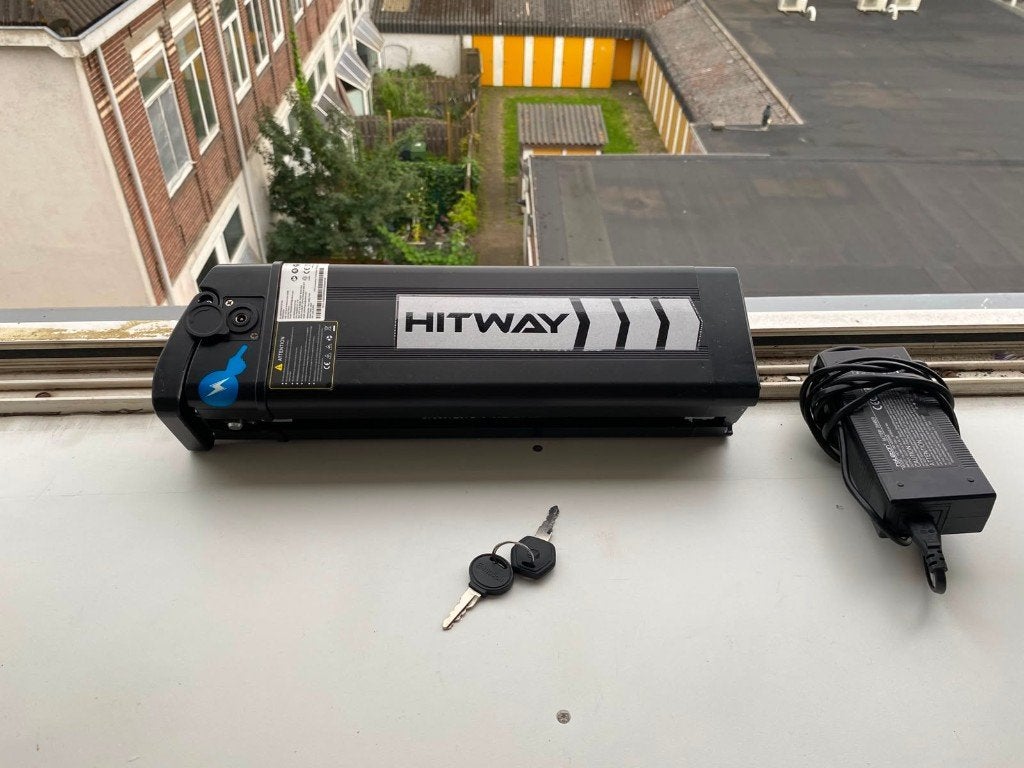Hitway Batterij Accu & Oplader, Ophalen, Zo goed als nieuw, Oplaadbaar