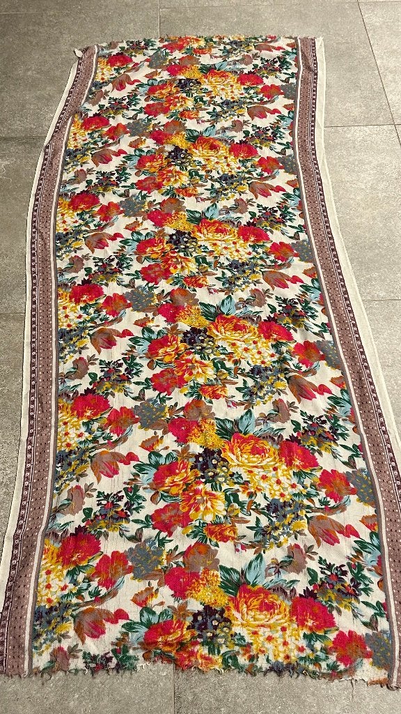 Foulard met bloemen, Maat 46/48 (XL) of groter, Ophalen of Verzenden, Sjaal, Gedragen
