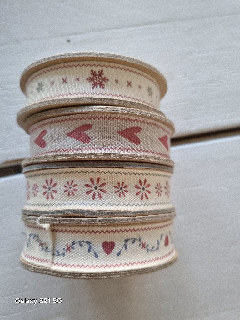 4 rollen (cadeau)lint East of India, Hobby en Vrije tijd, Ophalen of Verzenden, Zo goed als nieuw, Lint, Band of Elastiek