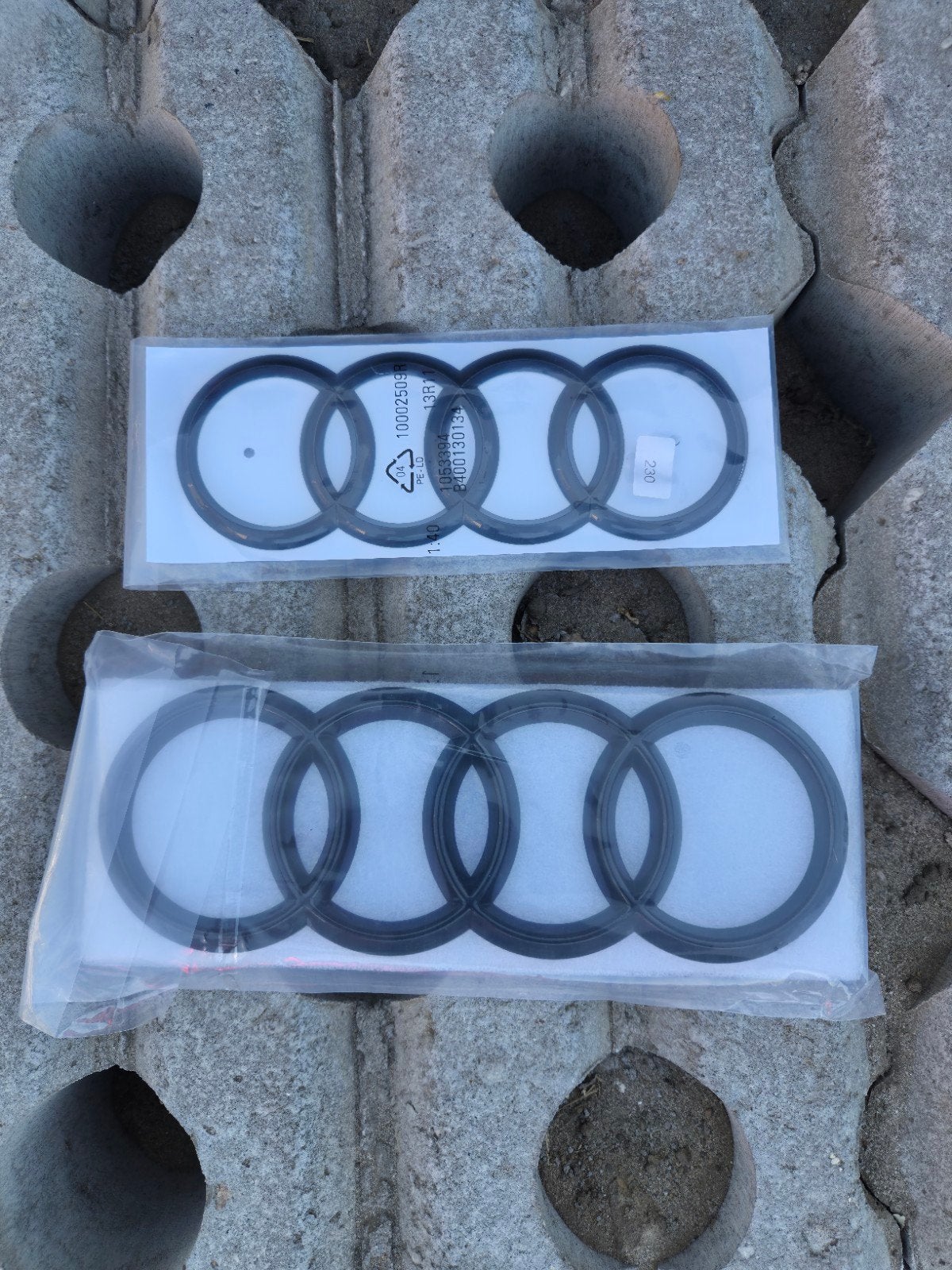 Nieuwe zwarte Audi logo's voor en achter op de klep, Auto diversen, Tuning en Styling, Ophalen of Verzenden