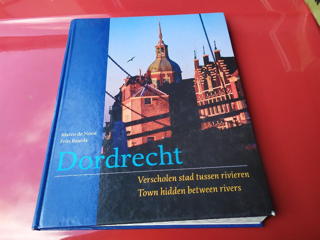 Dordrecht - Verscholen stad tussen rivieren, Boeken, Ophalen of Verzenden, Gelezen