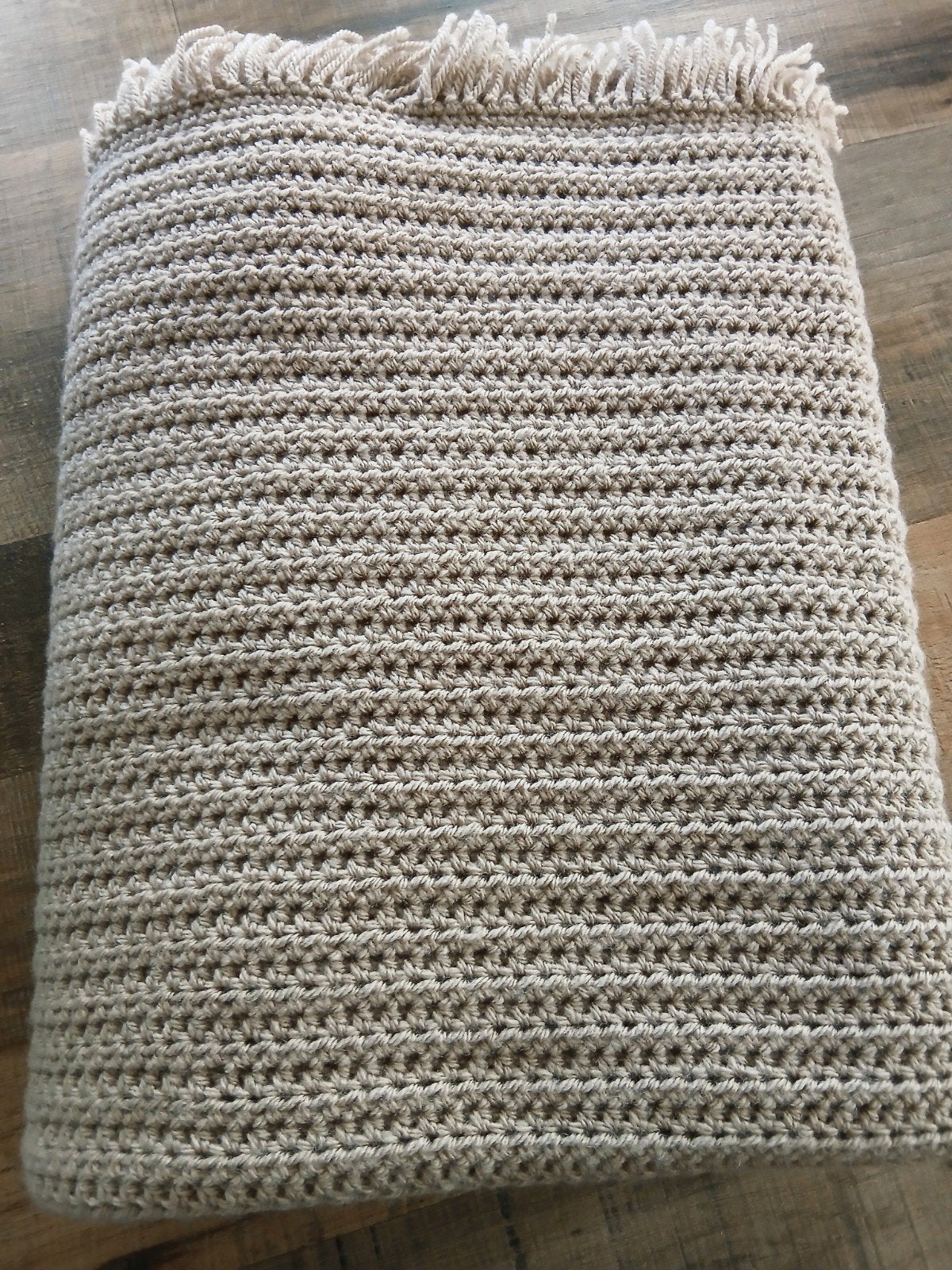Handgemaakte gehaakte deken/plaid met franjes - Beige, Woondeken, 164 cm, Acryl, Nieuw