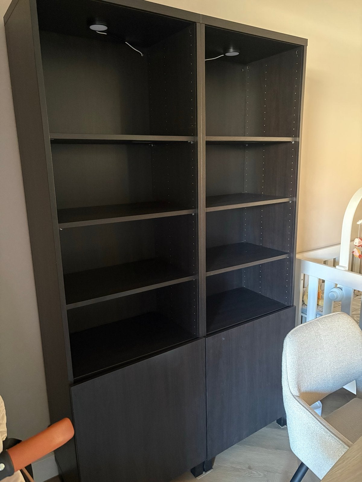 Donkerbruine zwarte  boekenkast met deuren en planken, Huis en Inrichting, Kasten | Boekenkasten, Ophalen, Gebruikt, 200 cm of meer