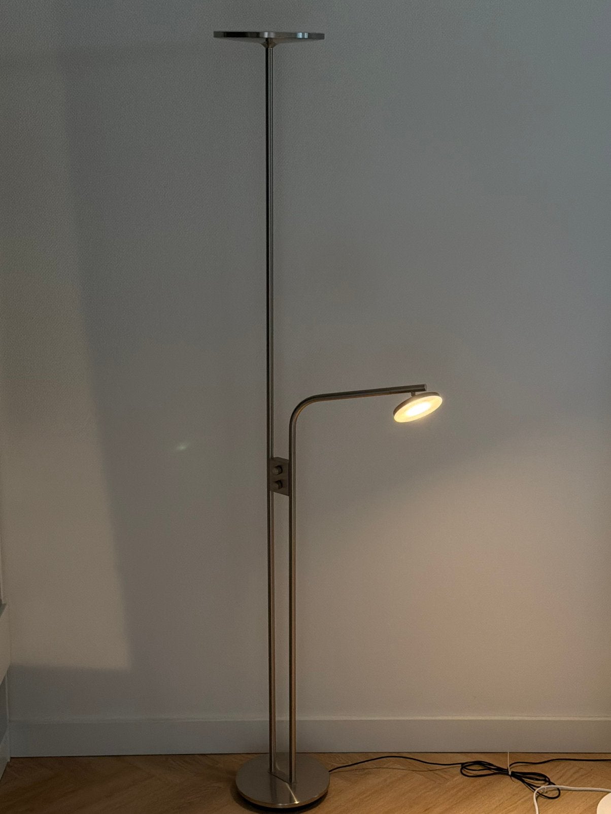 IKEA ISJAKT LED vloerlamp met leeslamp – goede staat, Huis en Inrichting, Ophalen, Zo goed als nieuw, Metaal, 150 tot 200 cm