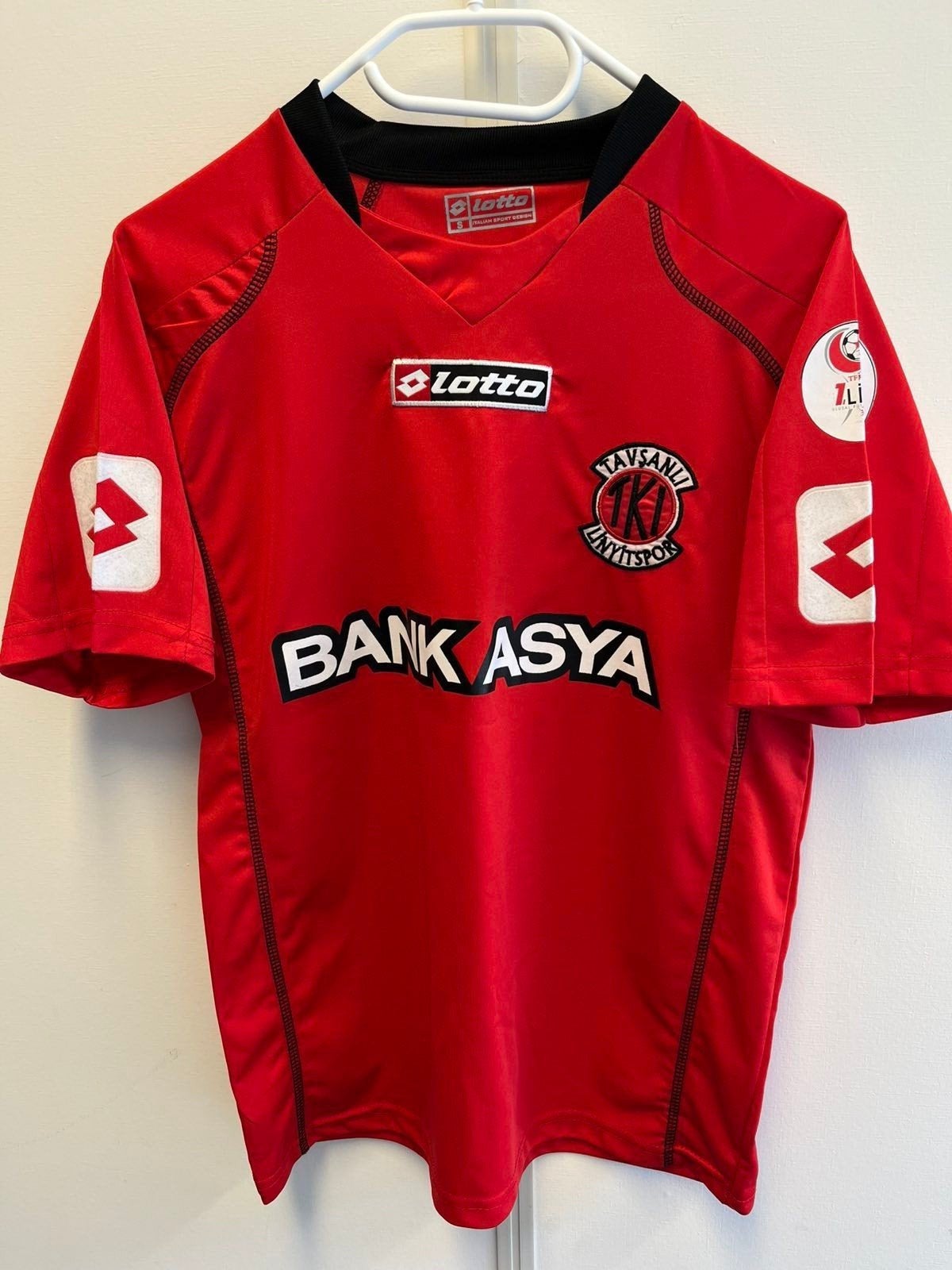 Lotto Tavşanlı Linyitspor voetbalshirt rood, Kleding | Heren, Sportkleding, Lotto, Maat 48/50 (M), Ophalen of Verzenden, Zo goed als nieuw