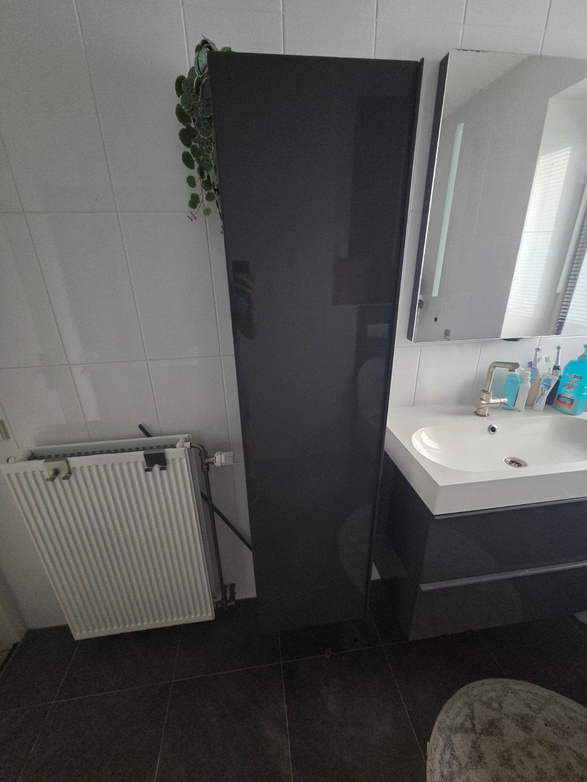 Badkamerkast hoogglans grijs met glazen planken, Ophalen, (Half)hoge kast, Minder dan 50 cm, Zo goed als nieuw