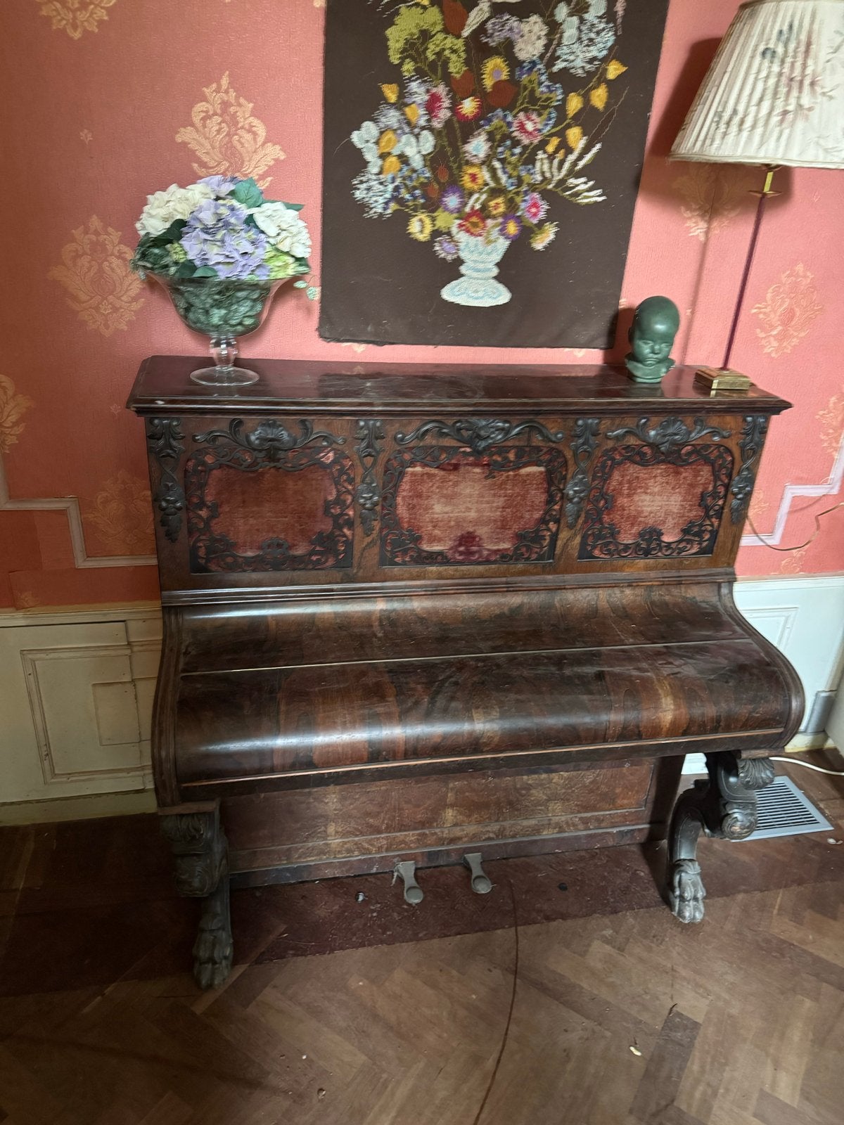 Gratis: Antieke piano van wortelnotenhout met klauwpoten, Muziek en Instrumenten, Piano's, Ophalen, Gebruikt, Bruin, Piano