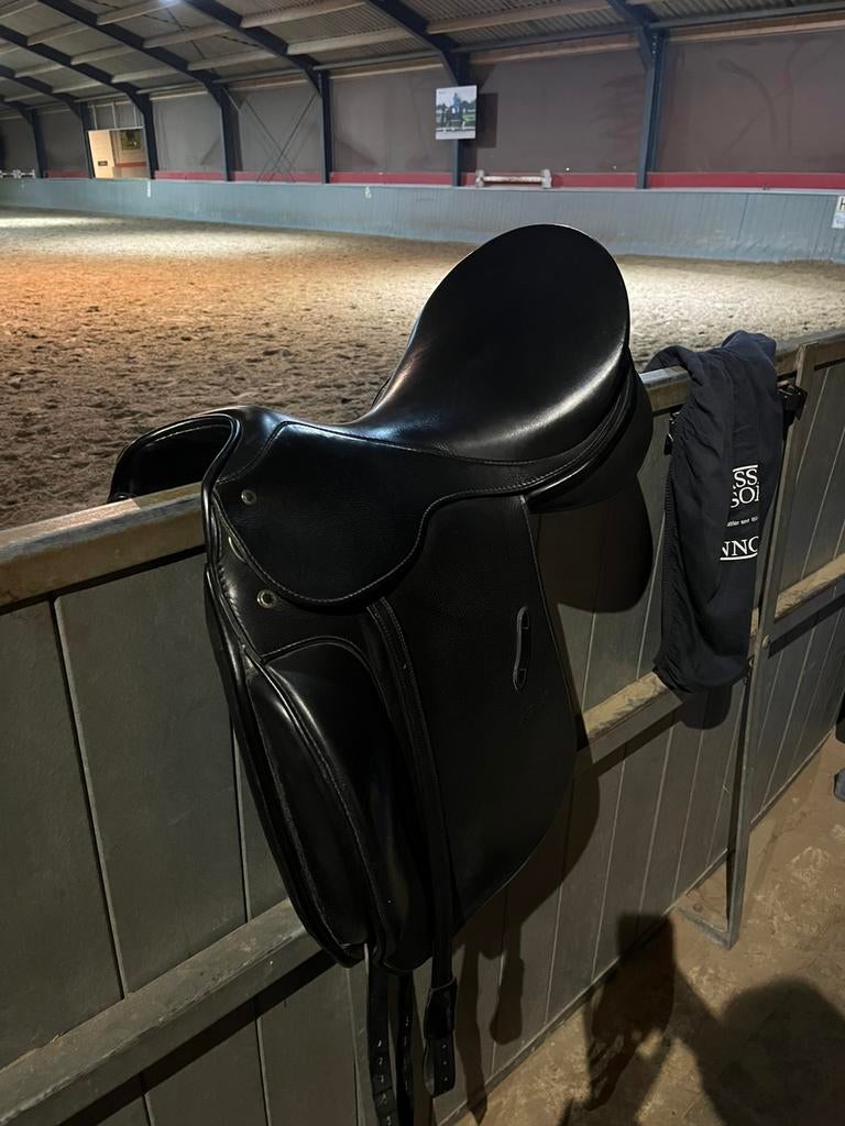Passier dressuurzadel Corona 2, Dieren en Toebehoren, Paarden en Pony's | Zadels, Ophalen, Zo goed als nieuw