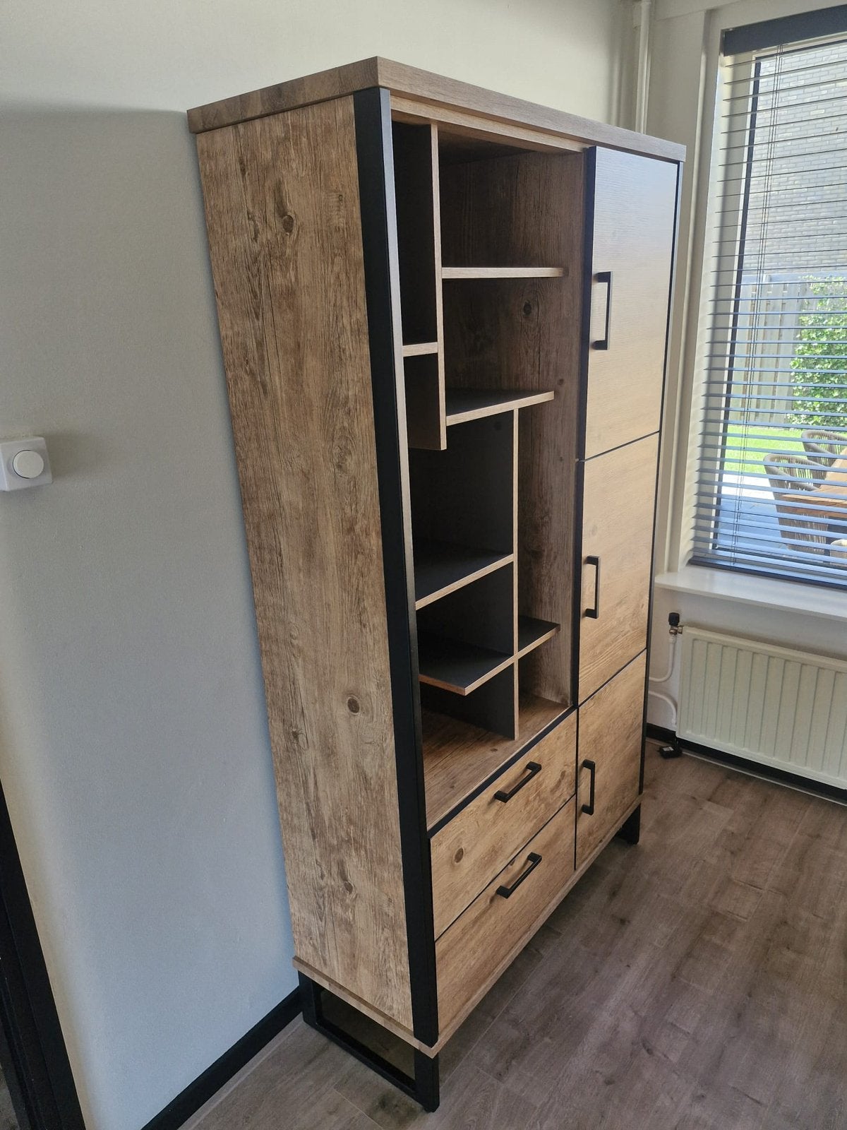 Mangohouten kast met zwart metaal, Huis en Inrichting, Kasten | Dressoirs, Ophalen, Met deur(en), 50 tot 100 cm, Zo goed als nieuw