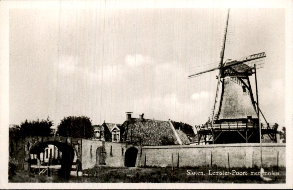 Sloten - Lemster-Poort - met molen, Ophalen of Verzenden, 1920 tot 1940, Ongelopen, Friesland