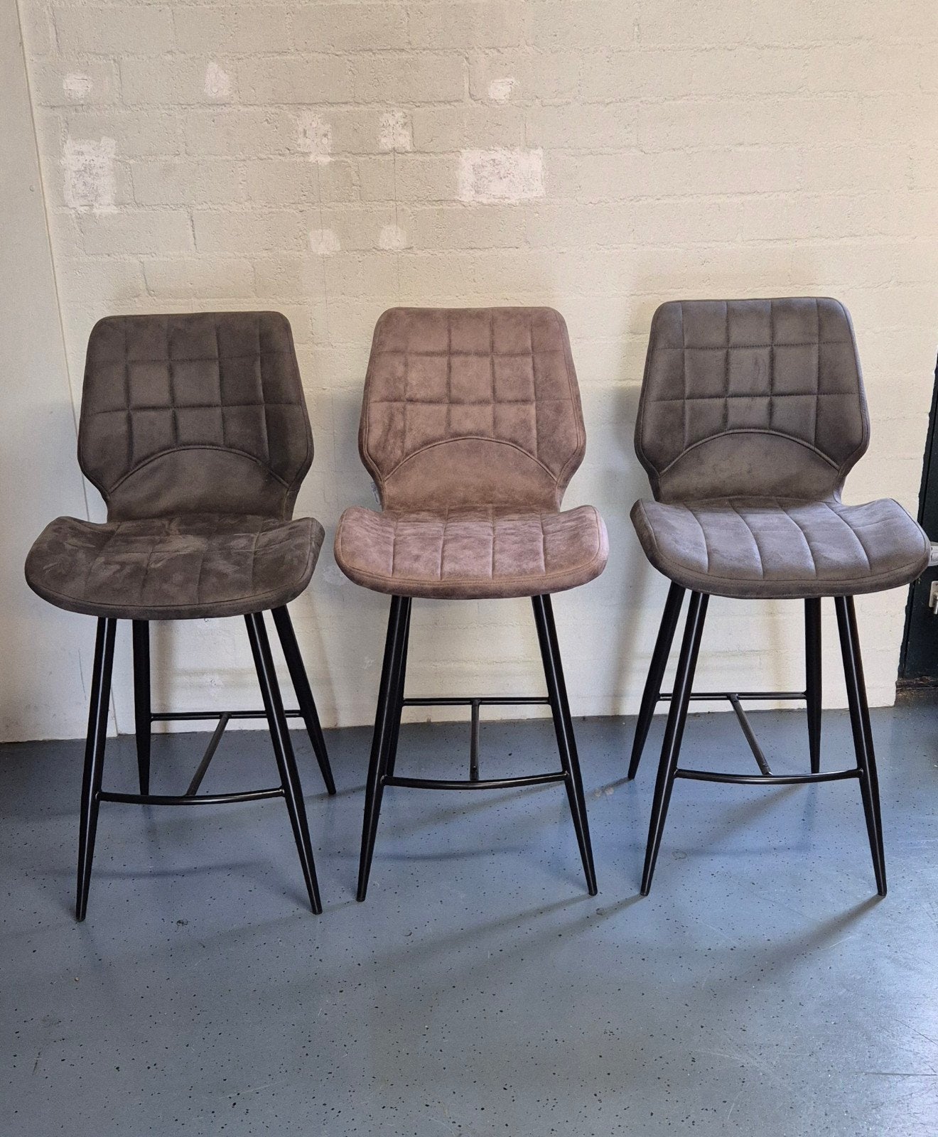 Nieuwe barkruk || 1 stoel (middelste) Taupe || Beschikbaar, Ophalen, Met voetsteun, ., 60 tot 90 cm