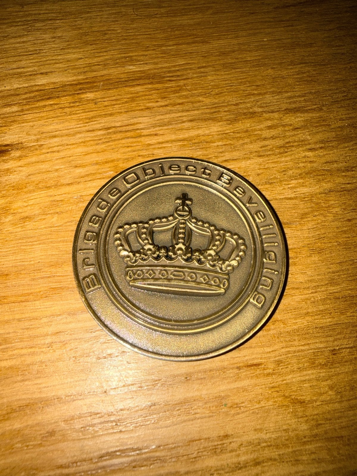 Bronzen KMAR Uitvoering - Koninklijke Marechaussee, Ophalen of Verzenden, Marechaussee, Nederland, Miniatuur of Beeldje