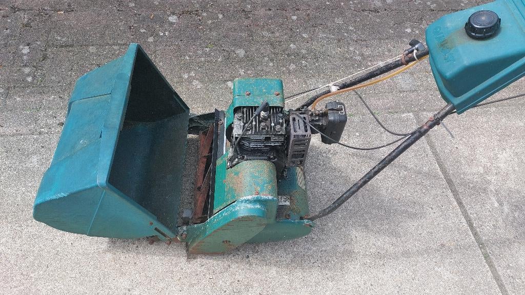 Qualcast benzine kooimaaier 35 cm  € 25,-, Tuin en Terras, Ophalen, Gebruikt, Opvangbak, Benzine-grasmaaier