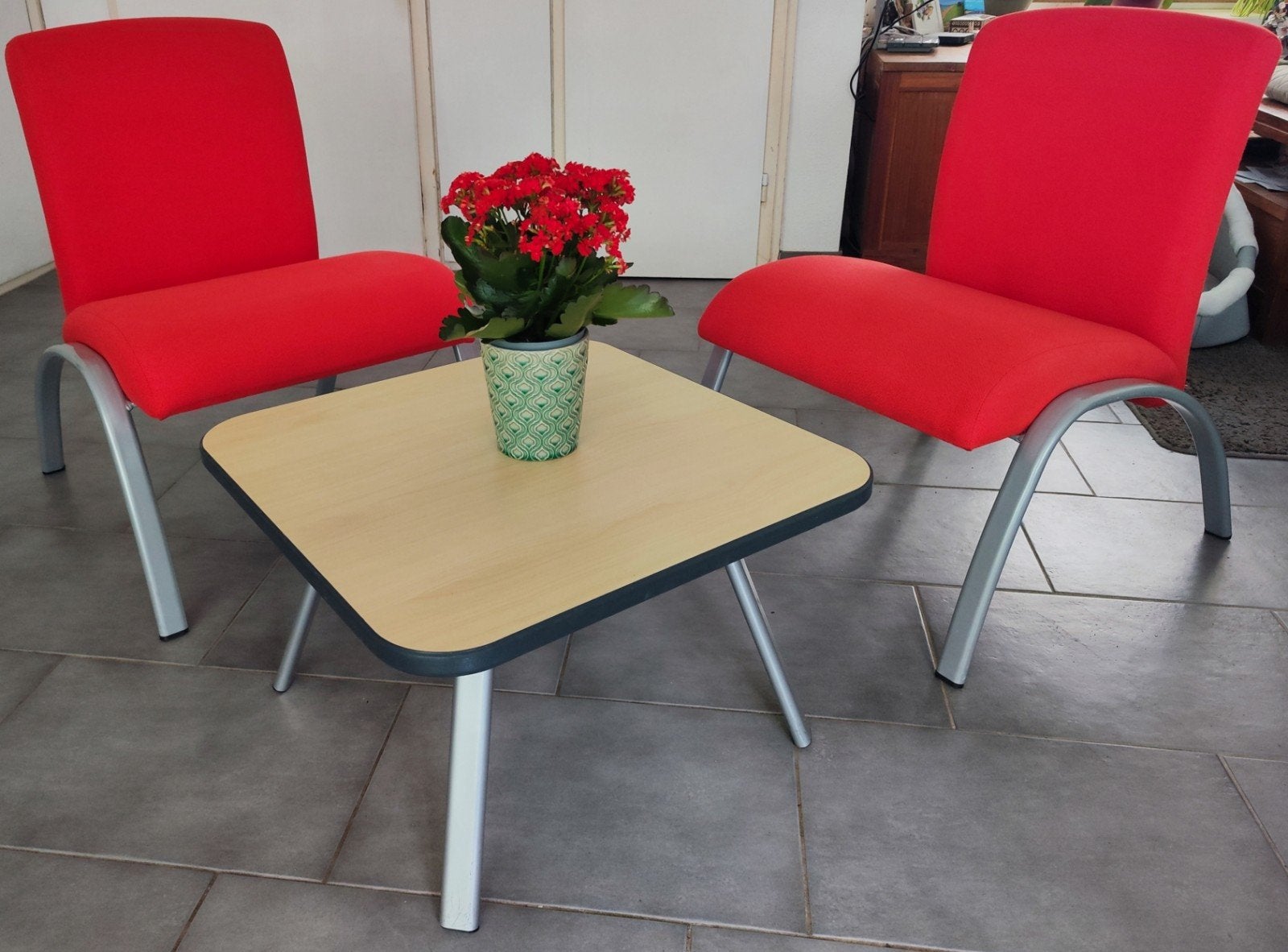 Retro stoelen met bijzettafel, Huis en Inrichting, Ophalen, Twee, Zo goed als nieuw, Stof