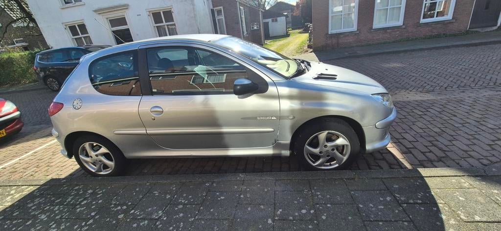 Peugeot 206 1.6 16V Quiksilver 2003 Grijs, Auto's, Peugeot, Voorwielaandrijving, 15 km/l, 40 €/maand, Alcantara