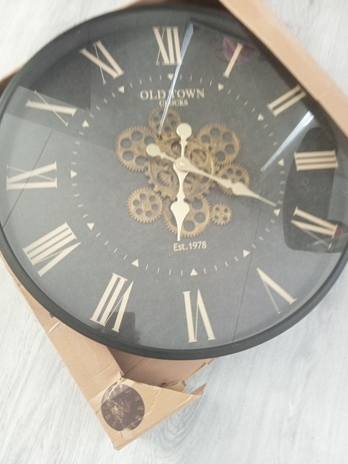 Grote wandklok 'Old Town Clocks' met zichtbaar uurwerk, Ophalen of Verzenden