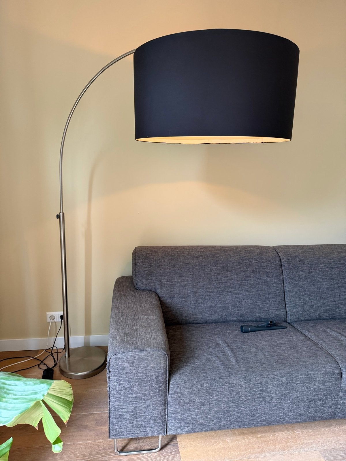 Booglamp met dimmer en zwarte kap, Huis en Inrichting, Gebruikt, Metaal, 150 tot 200 cm, E27 (groot)