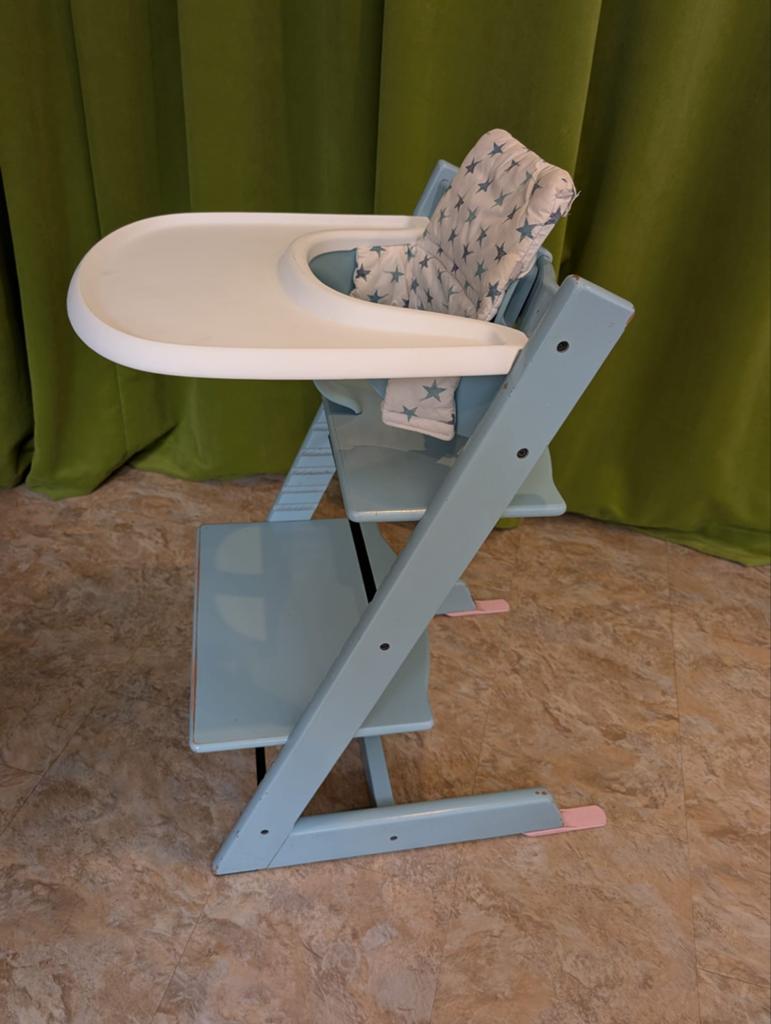 2x Stokke Tripp Trap kinderstoel wit/aquablauw + accessoires, Ophalen, Gebruikt, Meegroeistoel, Scheldestraat 55-57 1078 GG Amsterdam