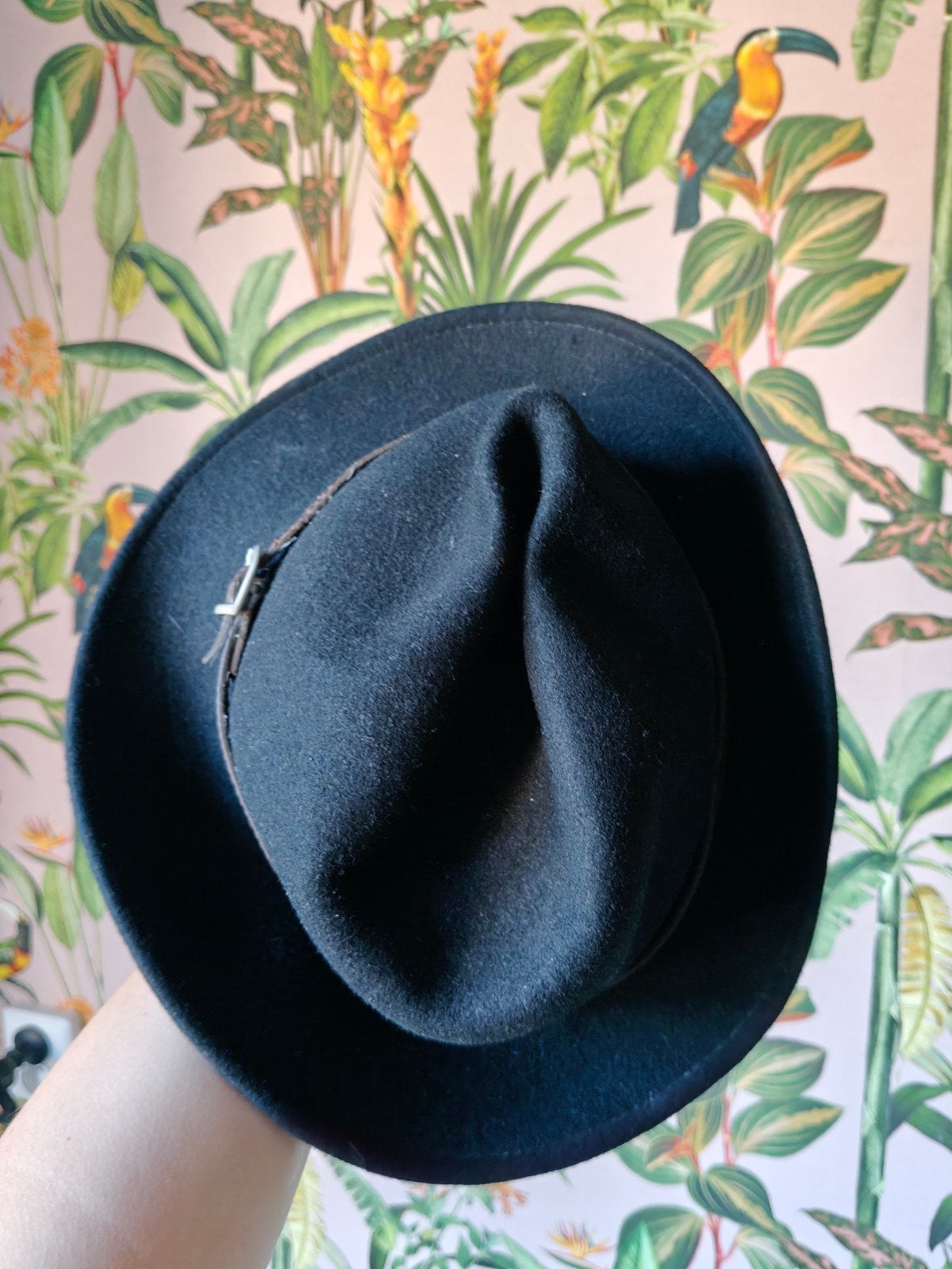 Zwarte vilten hoed met leren band, Kleding | Dames, Hoeden en Petten, Ophalen of Verzenden, Gedragen, One size fits all, Hoed