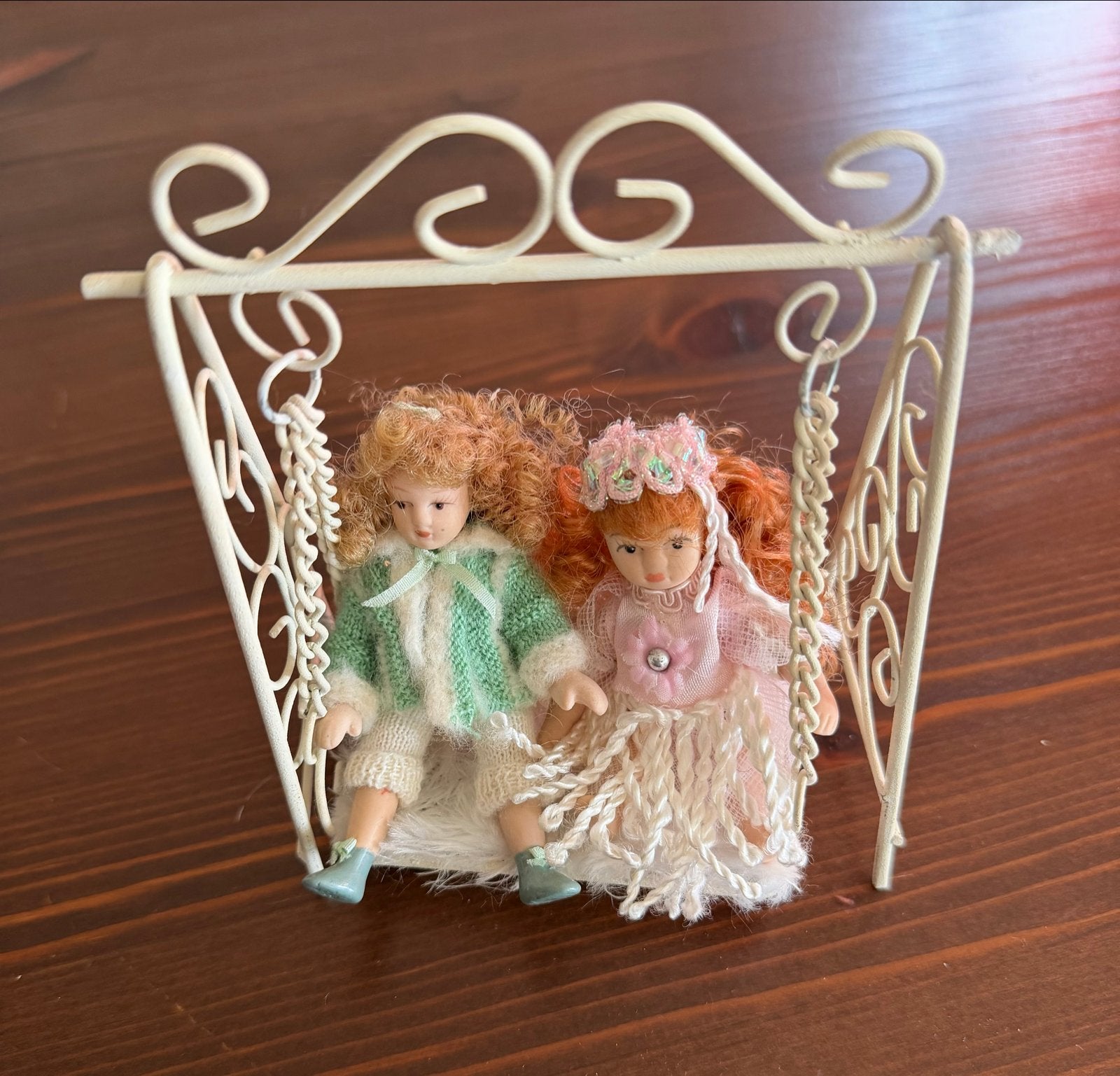 Miniatuur poppen op schommel - Vintage decoratie, Kinderen en Baby's, Ophalen, Gebruikt, Overige typen