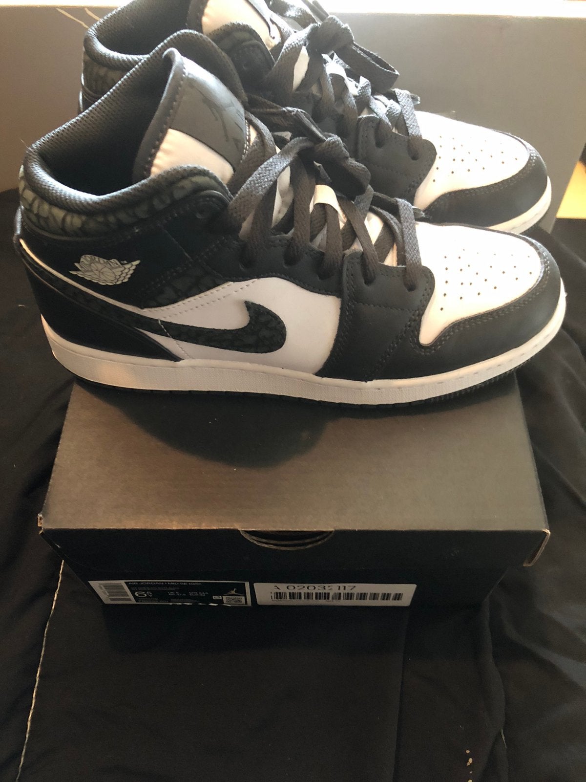 Air Jordan mid 1 panda elephant maat 39, Ophalen of Verzenden, Zo goed als nieuw, Zwart