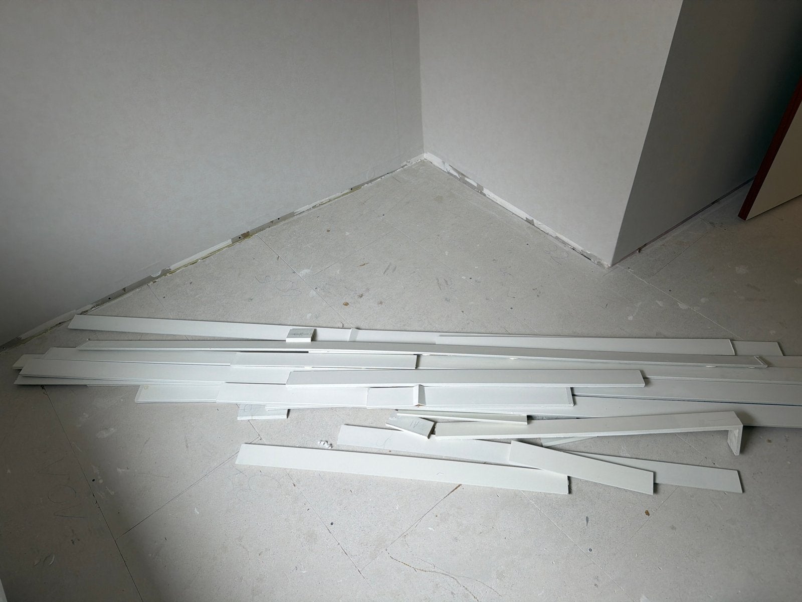 Gratis witte plinten, zsm ophalen, Ophalen, Zo goed als nieuw, Mdf, 200 tot 250 cm