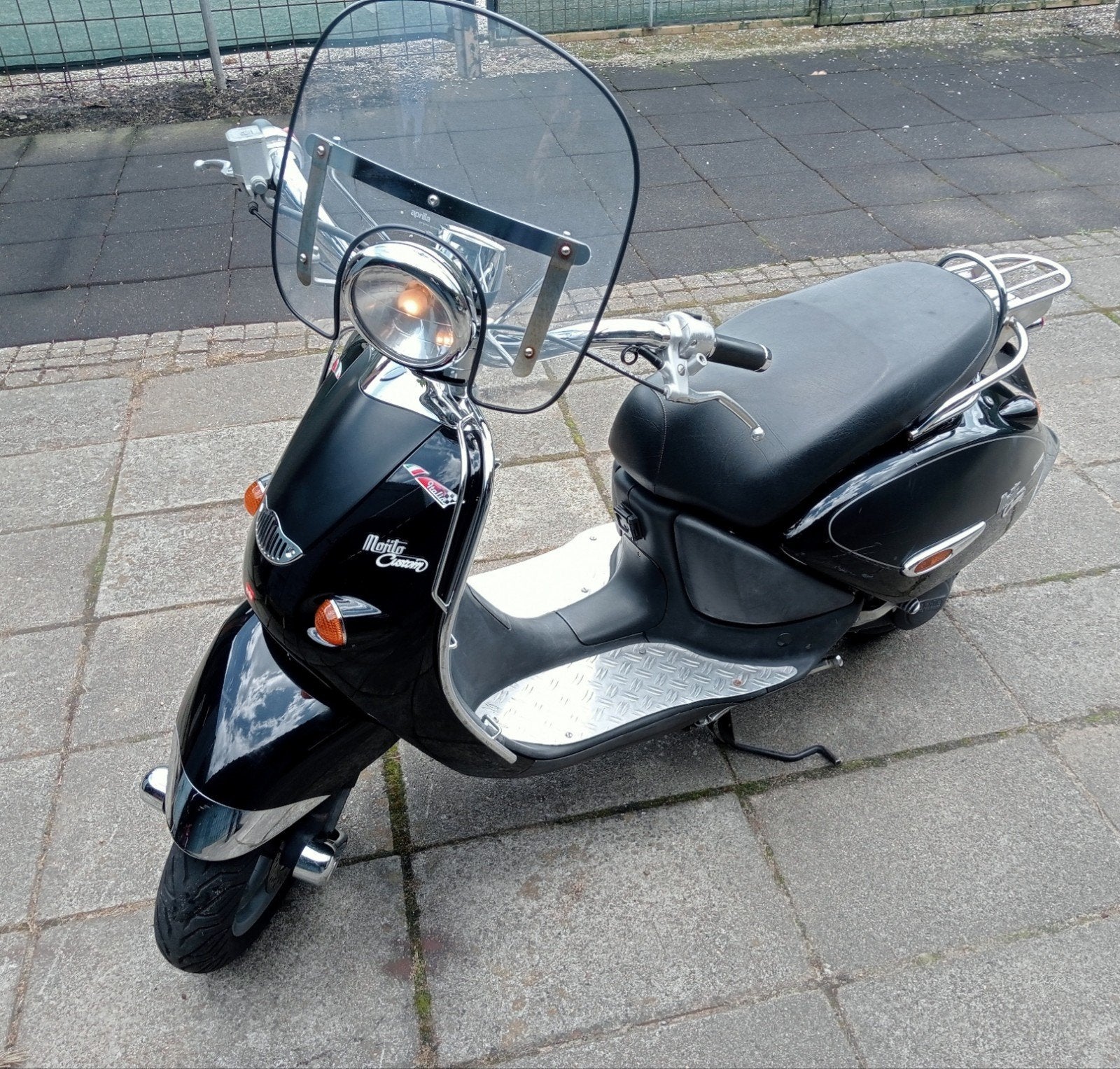 Aprilia mojito custom 49cc 2 takt gele nummer plaat, Fietsen en Brommers, Scooters | Aprilia, Ophalen, Gebruikt, Maximaal 45 km/u