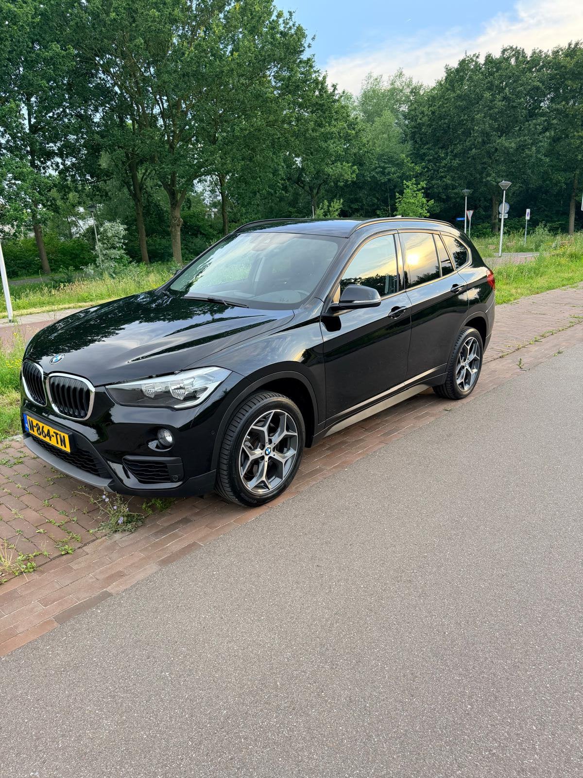 BMW X1 sDrive20i Automaat | ACC | Camera | Keyles | Trekhaak, 1998 cc, Stof, 1800 kg, Zwart