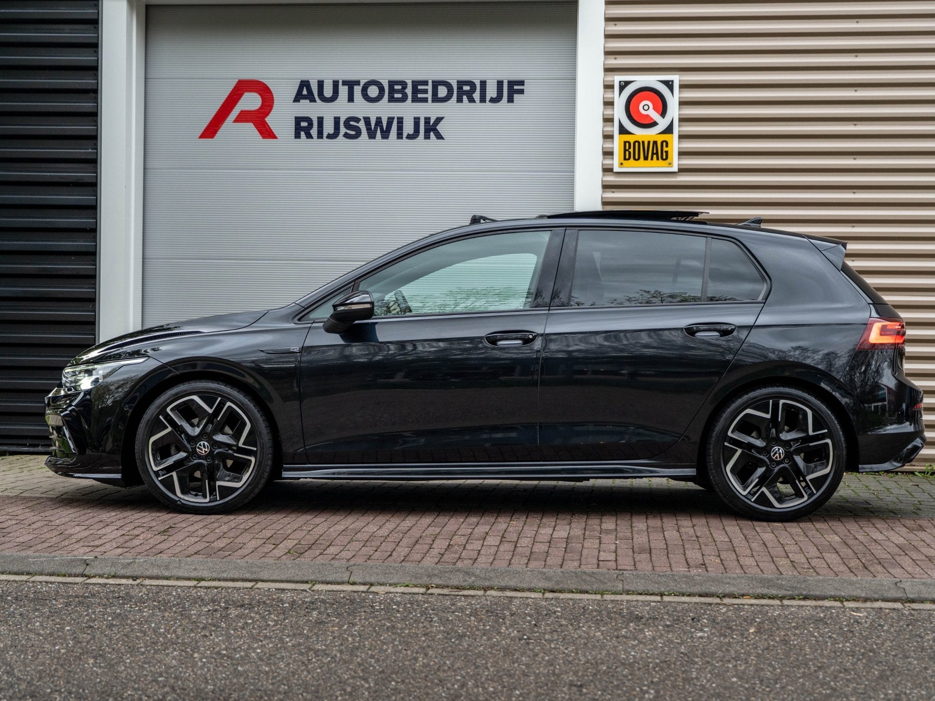 Volkswagen Golf 1.5 eTSI R-Line Pano/Matrix/Camera/Keyless, Auto's, 4 cilinders, 150 pk, Zwart, Adaptive Cruise Control