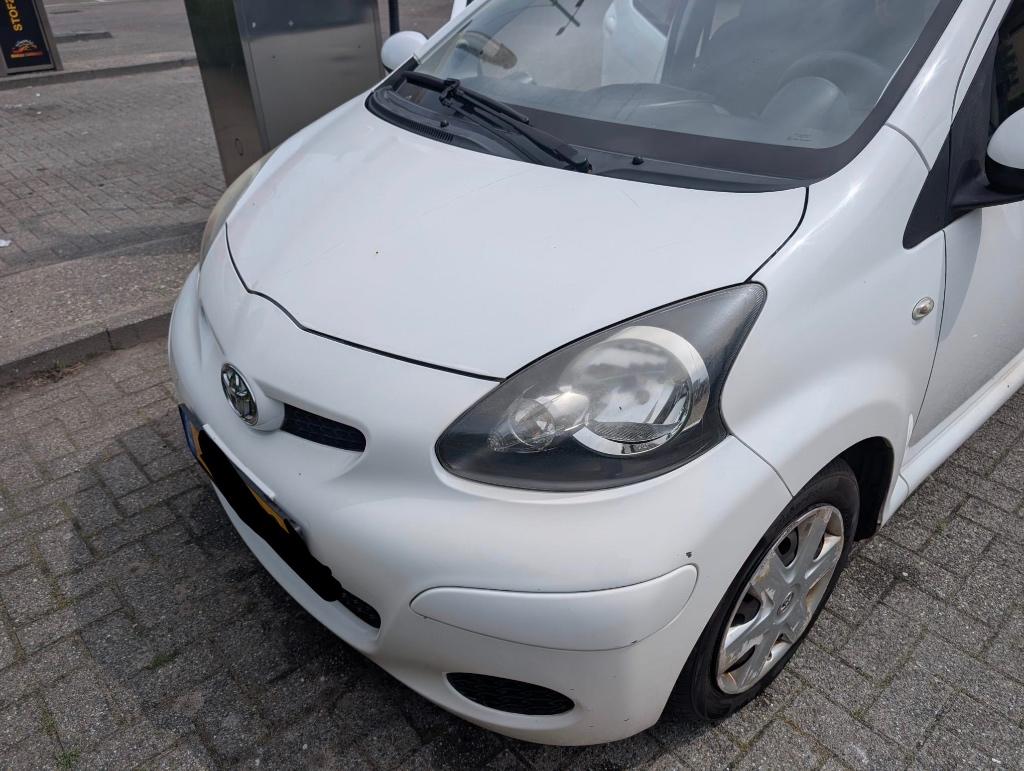 Toyota AYGO - APK geldig tot 13 maart 2027, Auto's, Toyota, Euro 5, Wit, Handgeschakeld, Grijs