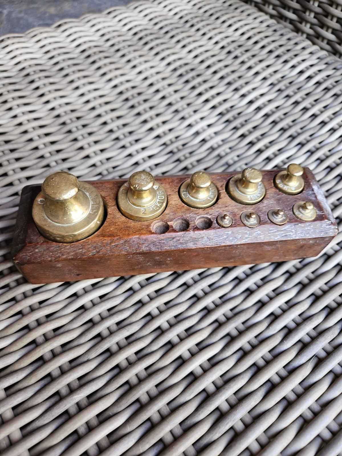 Antieke gewichtenset op houten standaard, Antiek en Kunst, Antiek | Gereedschap en Instrumenten, Ophalen of Verzenden