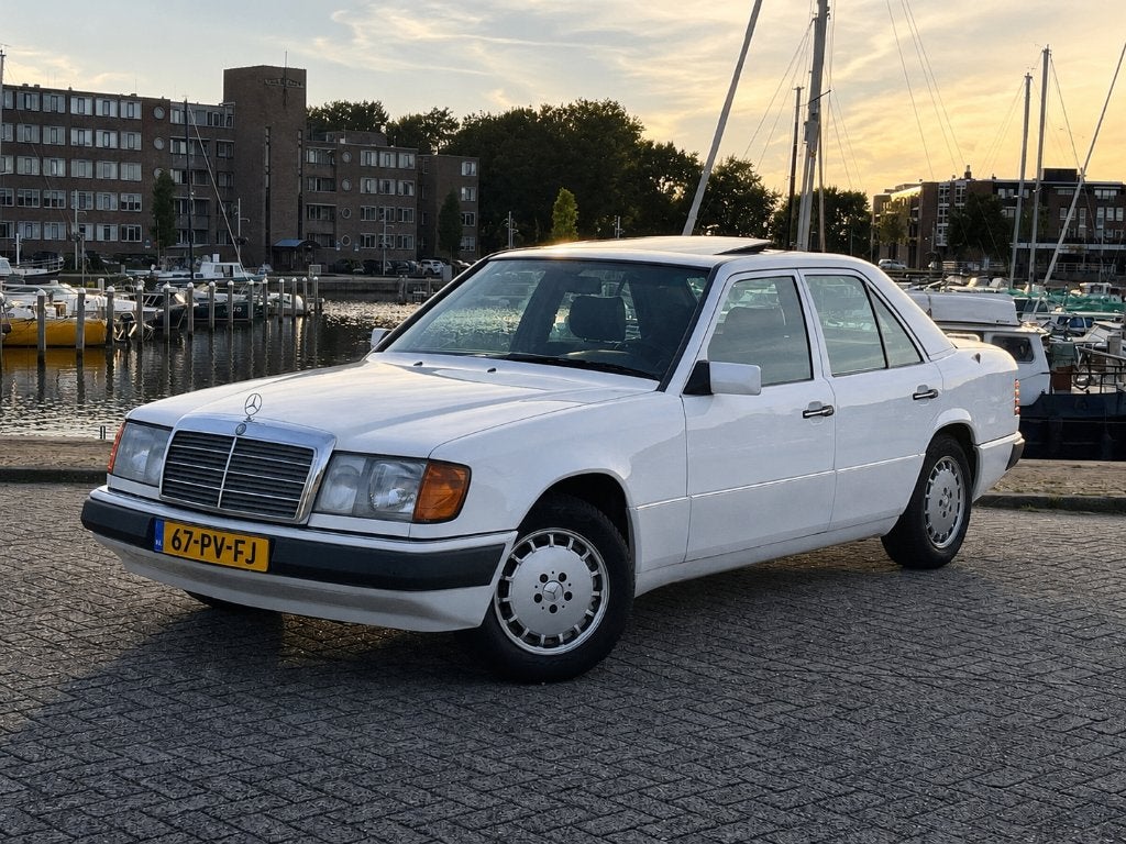 Mercedes-Benz 200-Serie 2.0 200 E AUT U9 1989 Wit, Auto's, Automaat, Achterwielaandrijving, 118 pk, 4 cilinders