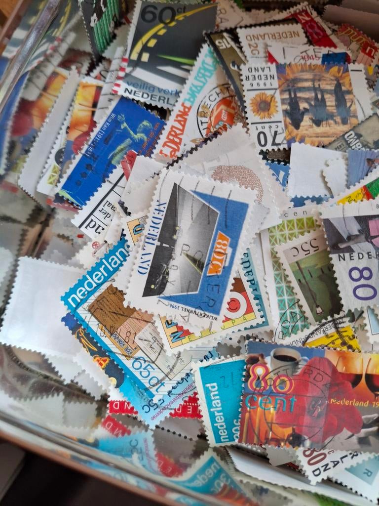 Postzegels restanten van dozen en blikken met zegels, Ophalen of Verzenden, Nederland en Buitenland