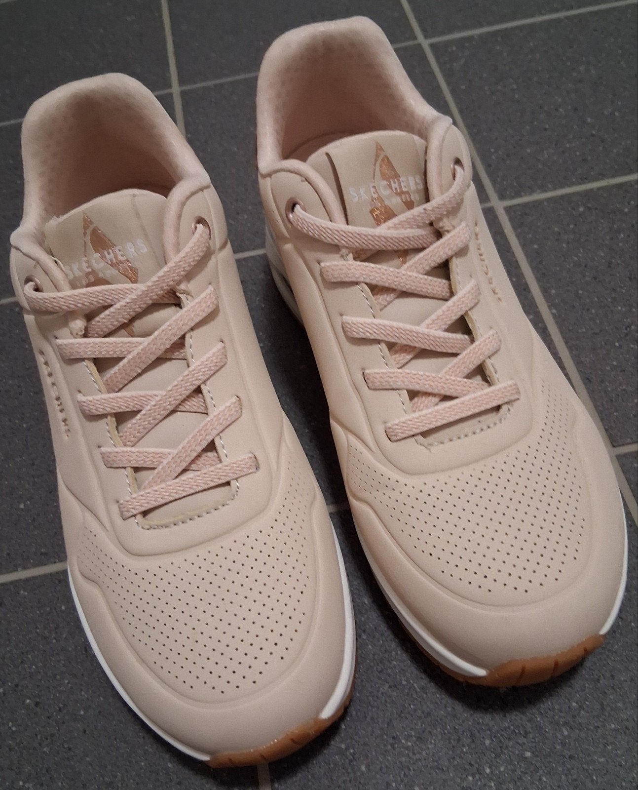 Skechers beige sneakers maat 38 - Nieuwstaat, Skechers, Beige, Nieuw, Ophalen of Verzenden