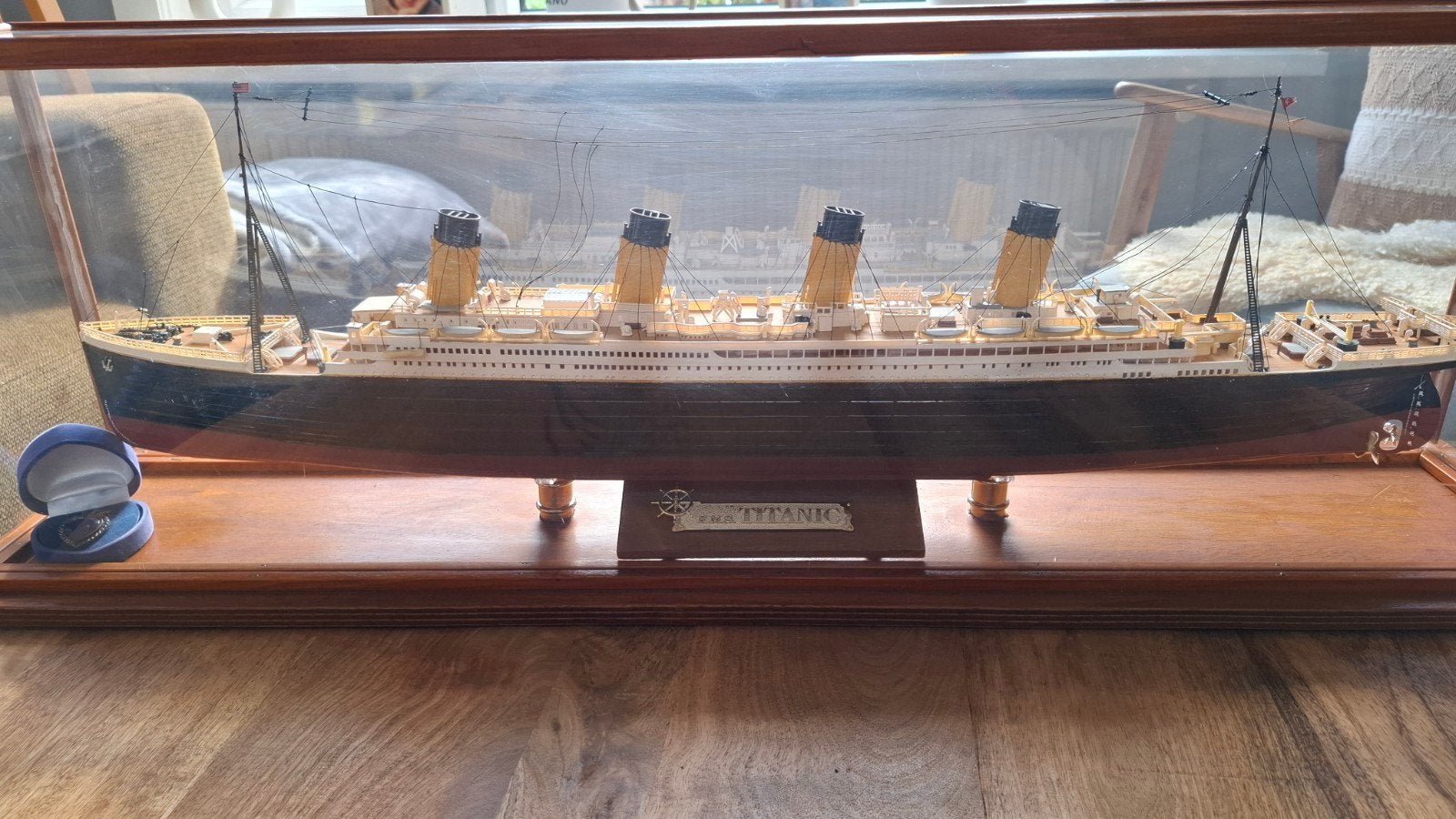 Gedetailleerd model van de RMS Titanic in vitrine, Ophalen, Zo goed als nieuw, Groter dan 1:32, Overige merken