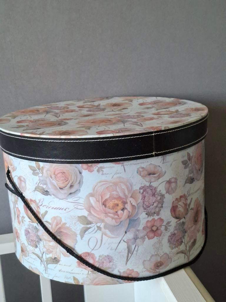Hoedendoos met pastelkleuren en draagkoord, Huis en Inrichting, Ophalen of Verzenden, Zo goed als nieuw, Papier/karton, Brocante