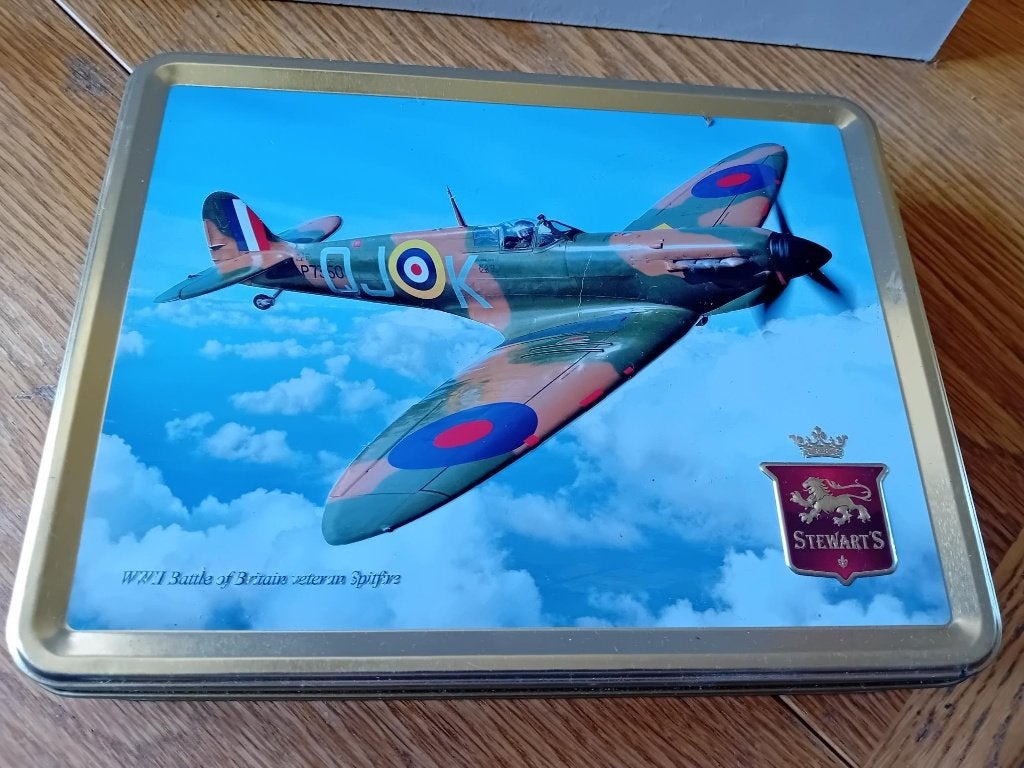 Stewart's Shortbread blik met Supermarine Spitfire WOII, Ophalen of Verzenden, Gebruikt, Koek(jes)