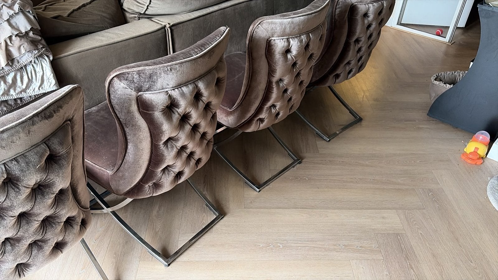 Set van 4 luxe eetkamerstoelen - Taupe velours, Overige kleuren, Ophalen of Verzenden, Zo goed als nieuw, Vier