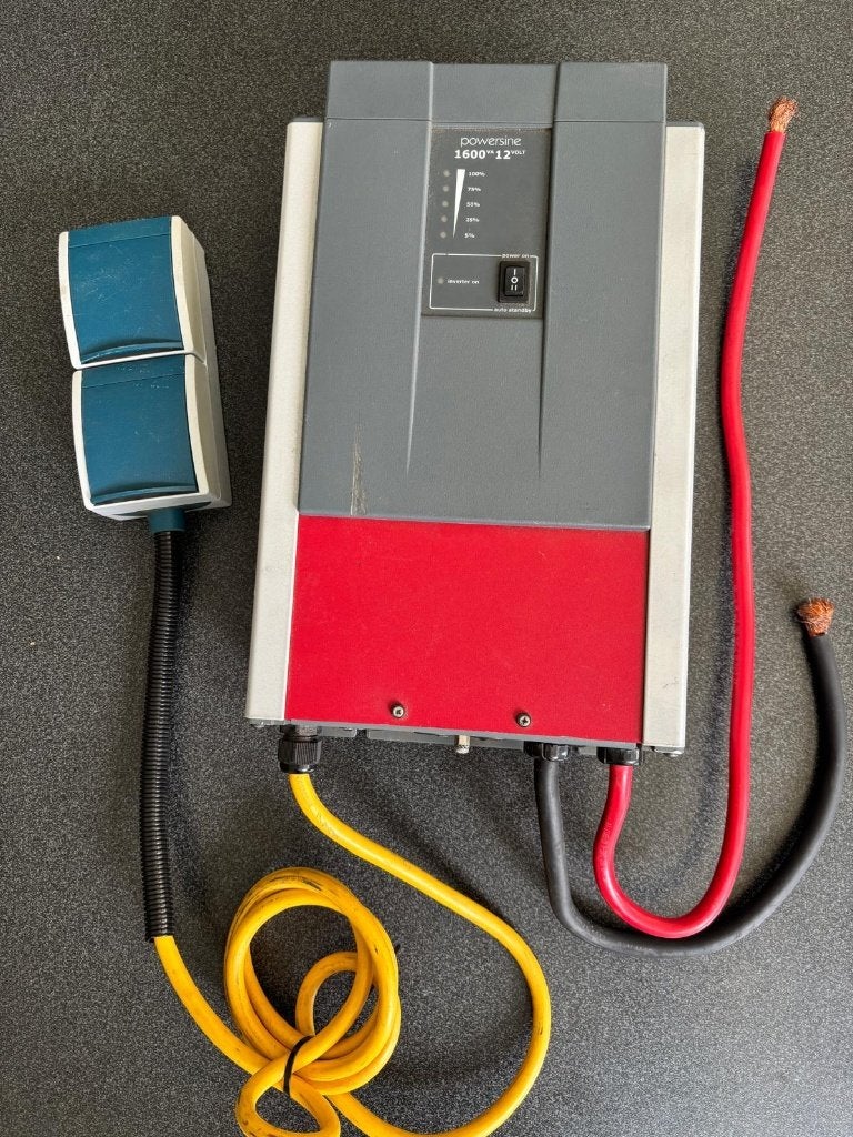 Powersine TBS  PS1600W 12V DC naar 230V AC omvormer, Ophalen, Zo goed als nieuw, Omvormer