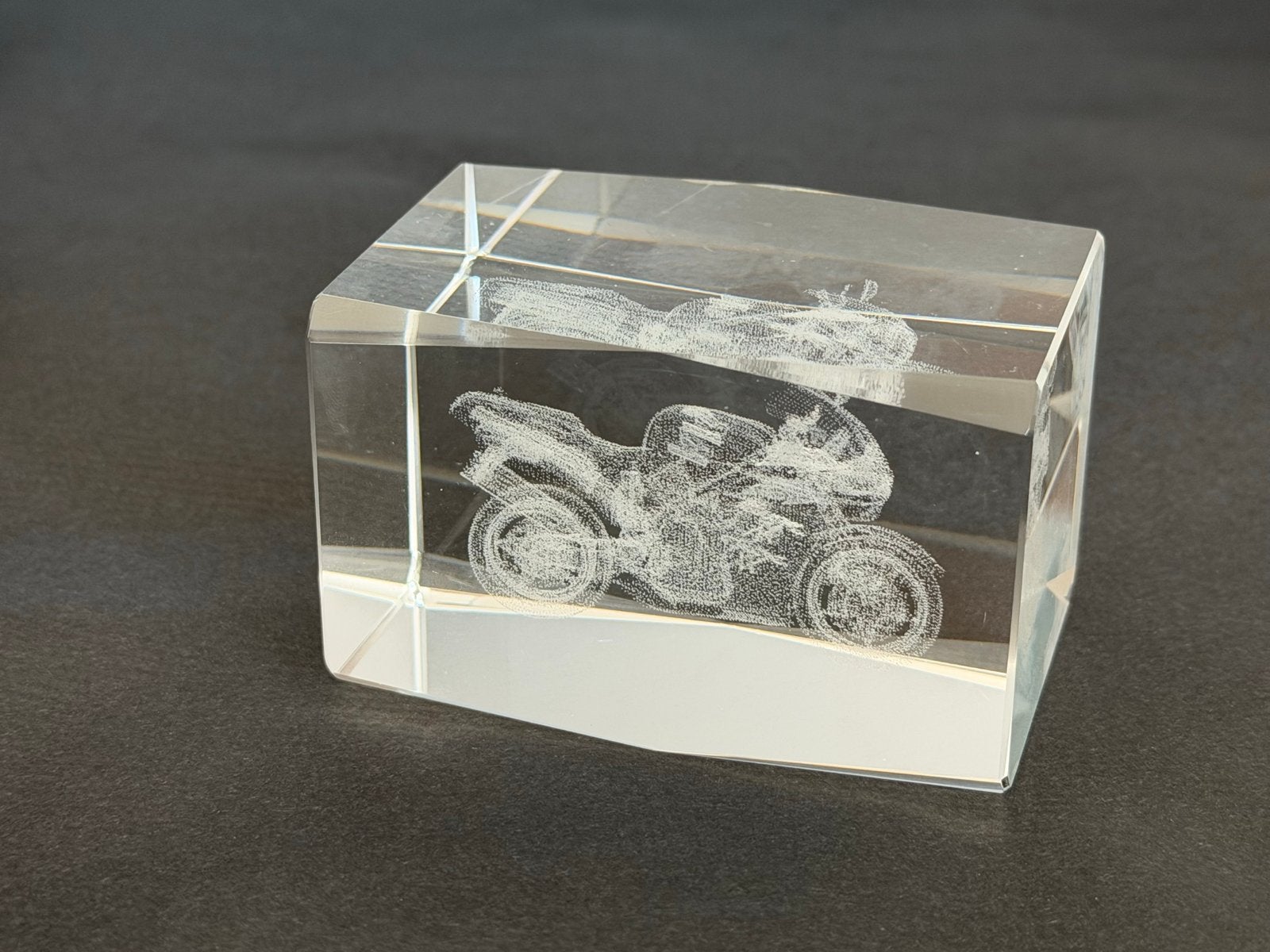 Glazen sculptuur 3D motor laser gravure, TT motoGP souvenir, Antiek en Kunst, Minder dan 20 cm, Ophalen of Verzenden, Wit, Beeld