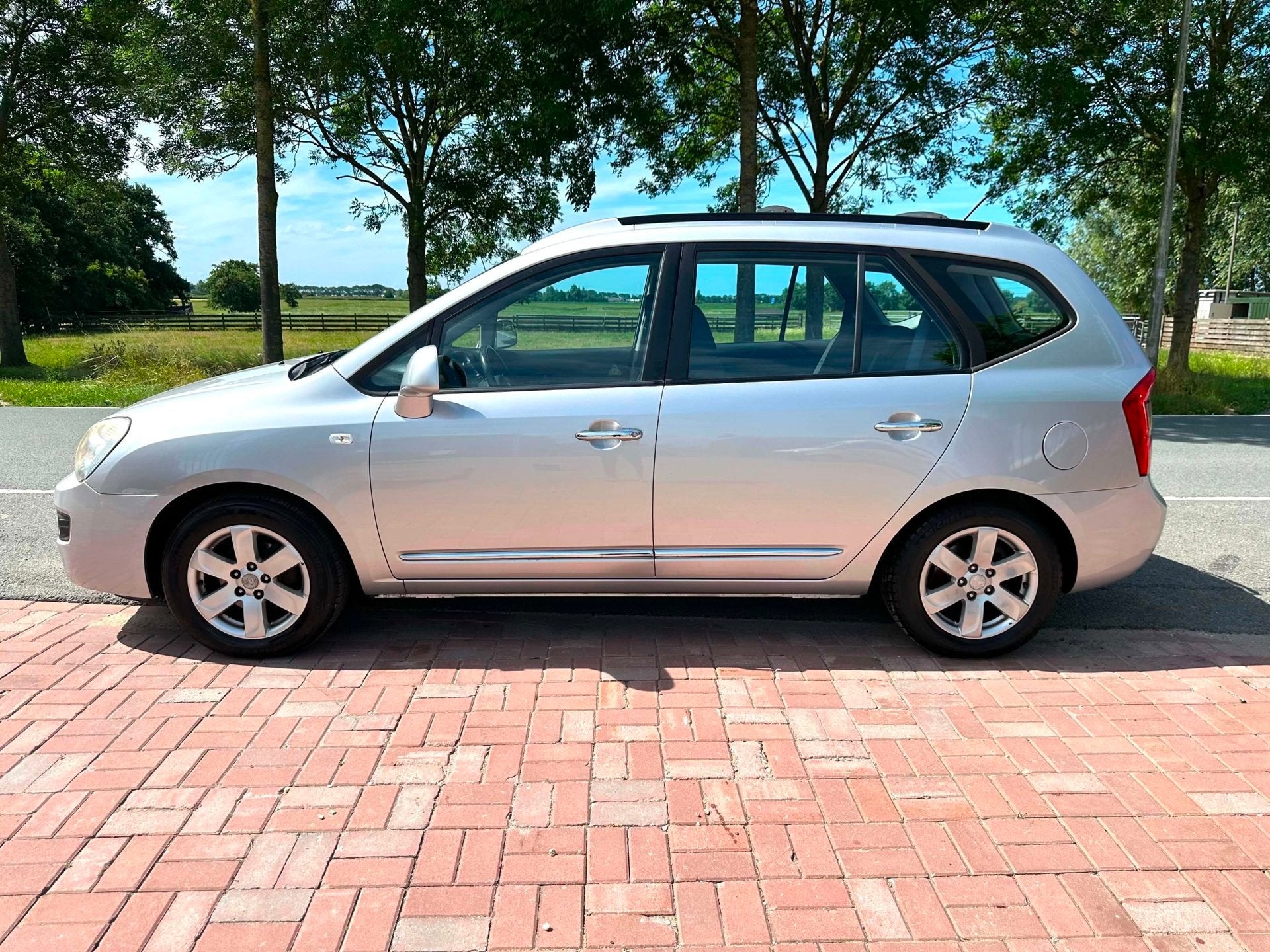 Kia Carens 2.0 CVVT X-ecutive Automaat 144 PK Benzine, Auto's, Kia, 1998 cc, Stof, Gebruikt, 4 cilinders