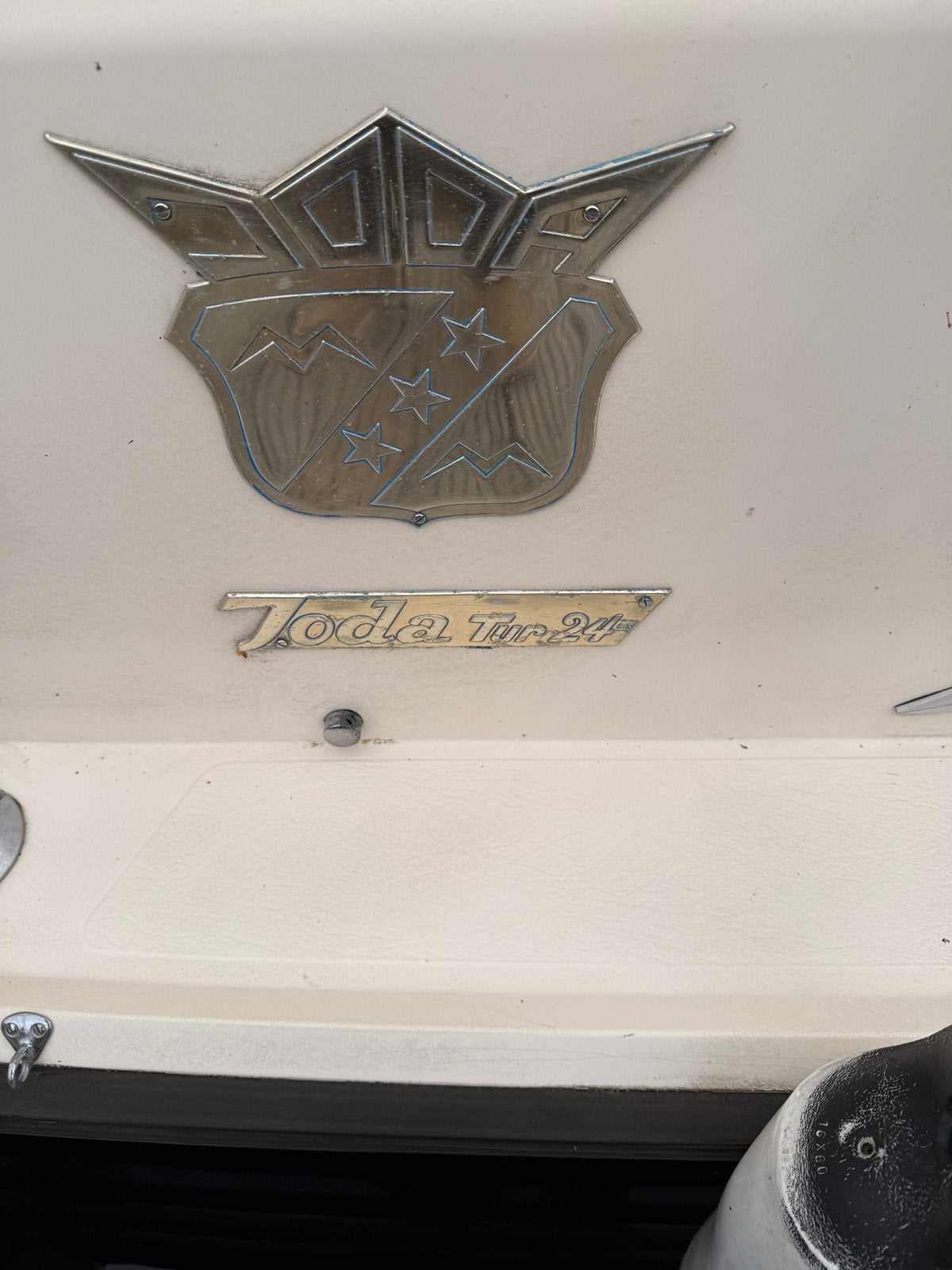 Gezocht …. Voor Joda Tur. Originele Logo /Embleem, Watersport en Boten, Bootonderdelen, Zo goed als nieuw, Zeilboot of Motorboot