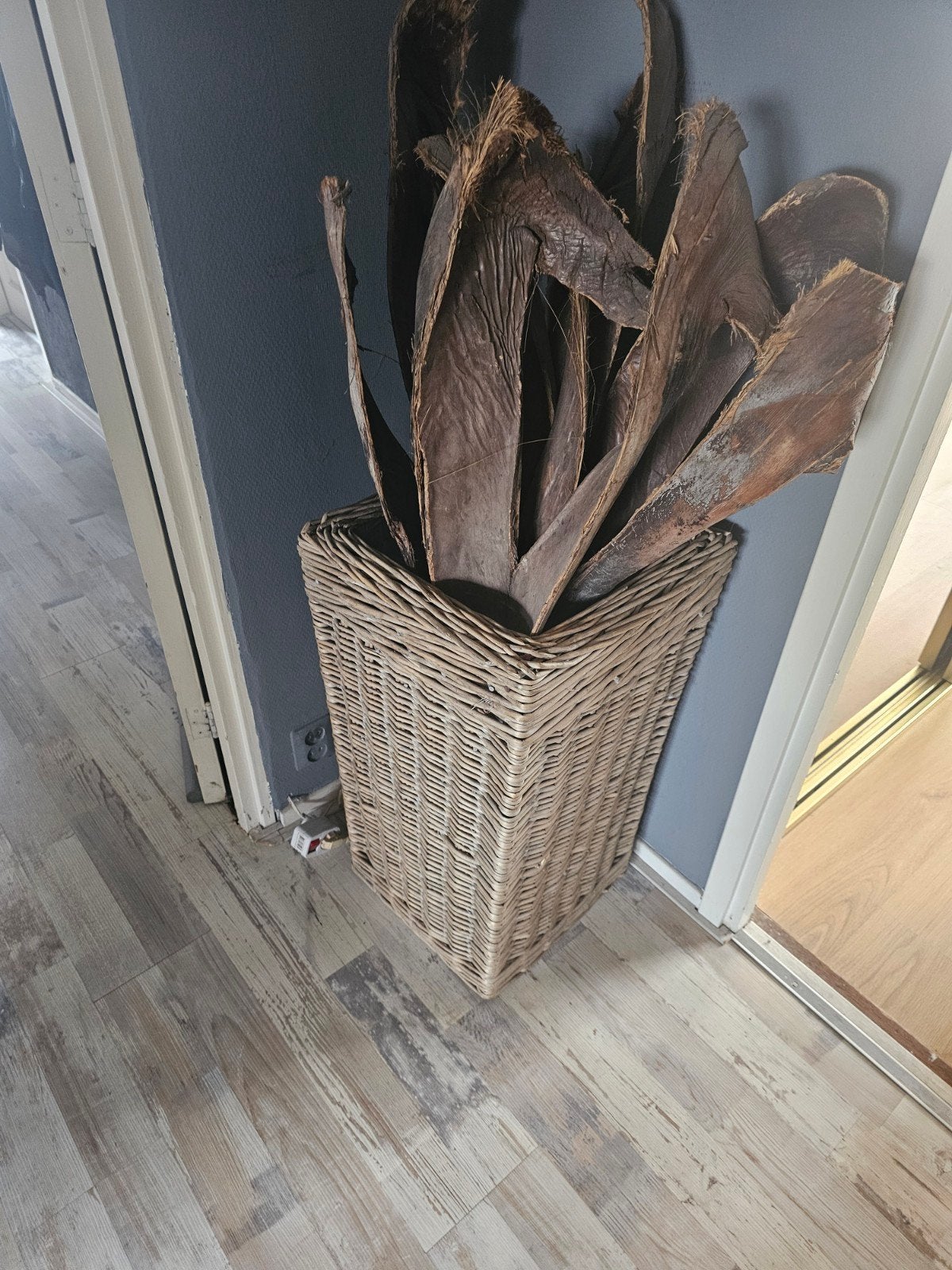 Rotan mand met gedroogde palmbladeren, Gebruikt, Boho, Ophalen of Verzenden, Natuurlijk materiaal