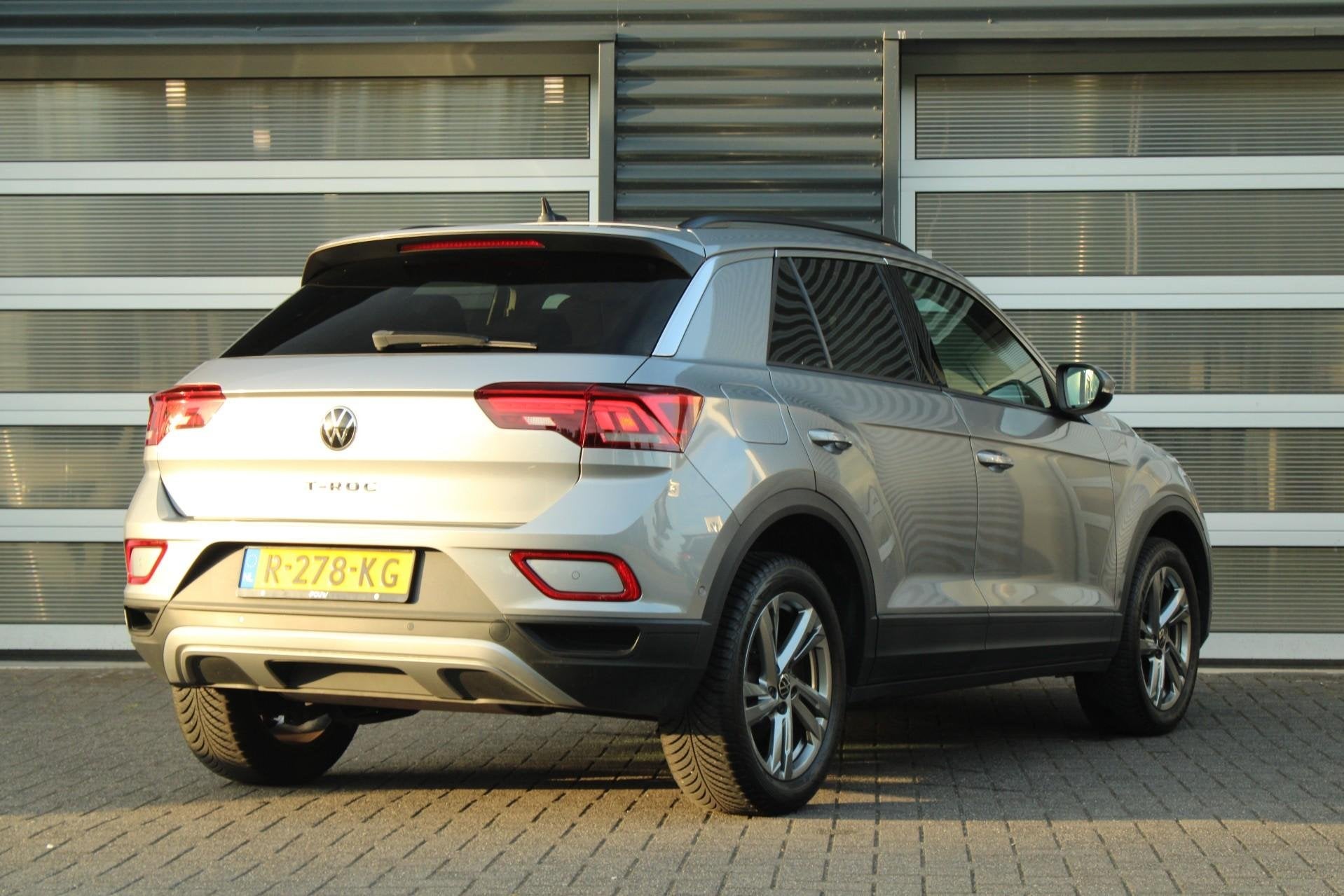Volkswagen T-Roc 1.0 TSI 110pk Life 75 Edition | Allseason B, Auto's, Volkswagen, Voorwielaandrijving, 12 maanden, Stof, Gebruikt